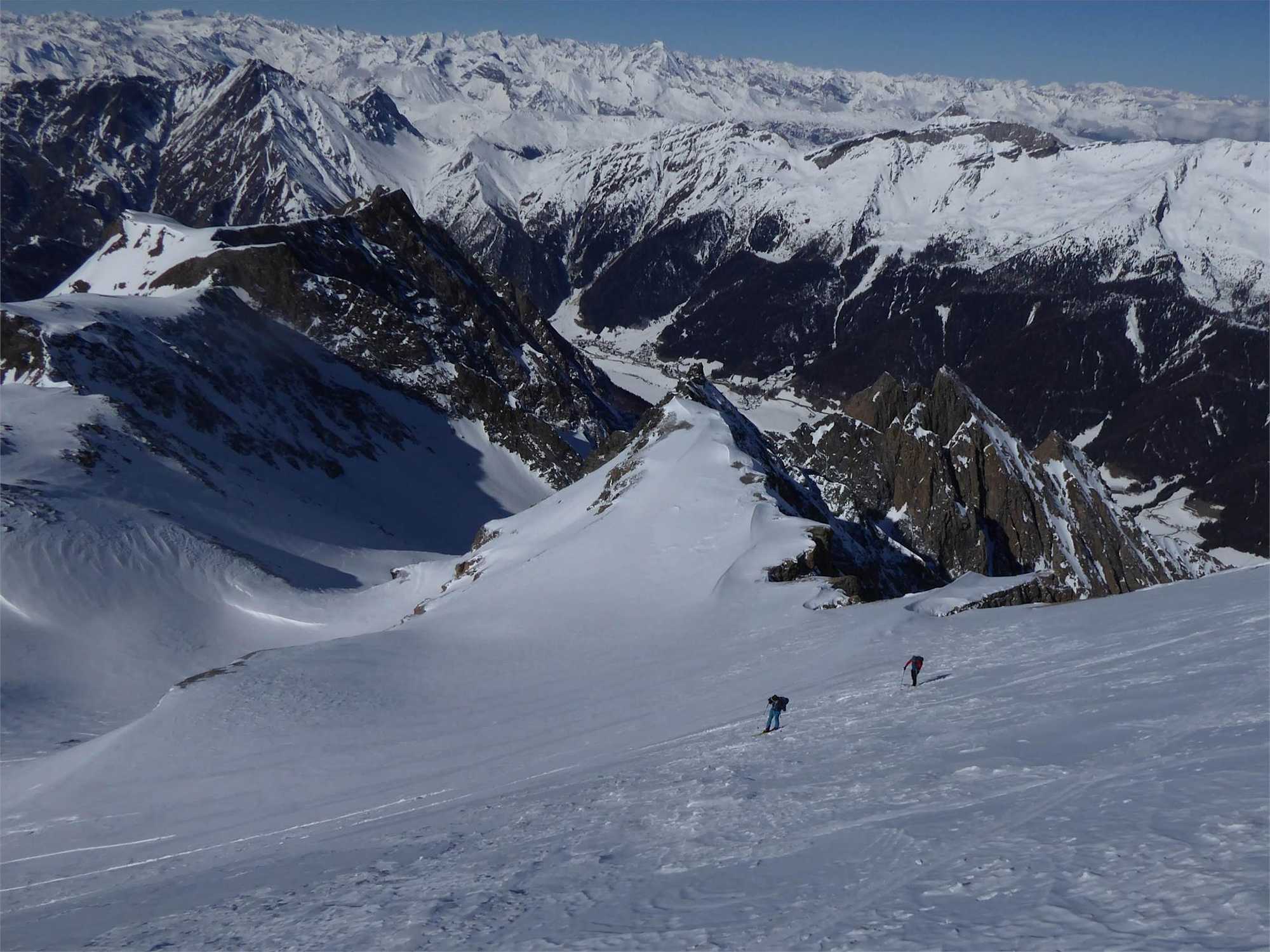 Eine anspruchsvolle Skitour führt auf den Gipfel der Grabspitze.