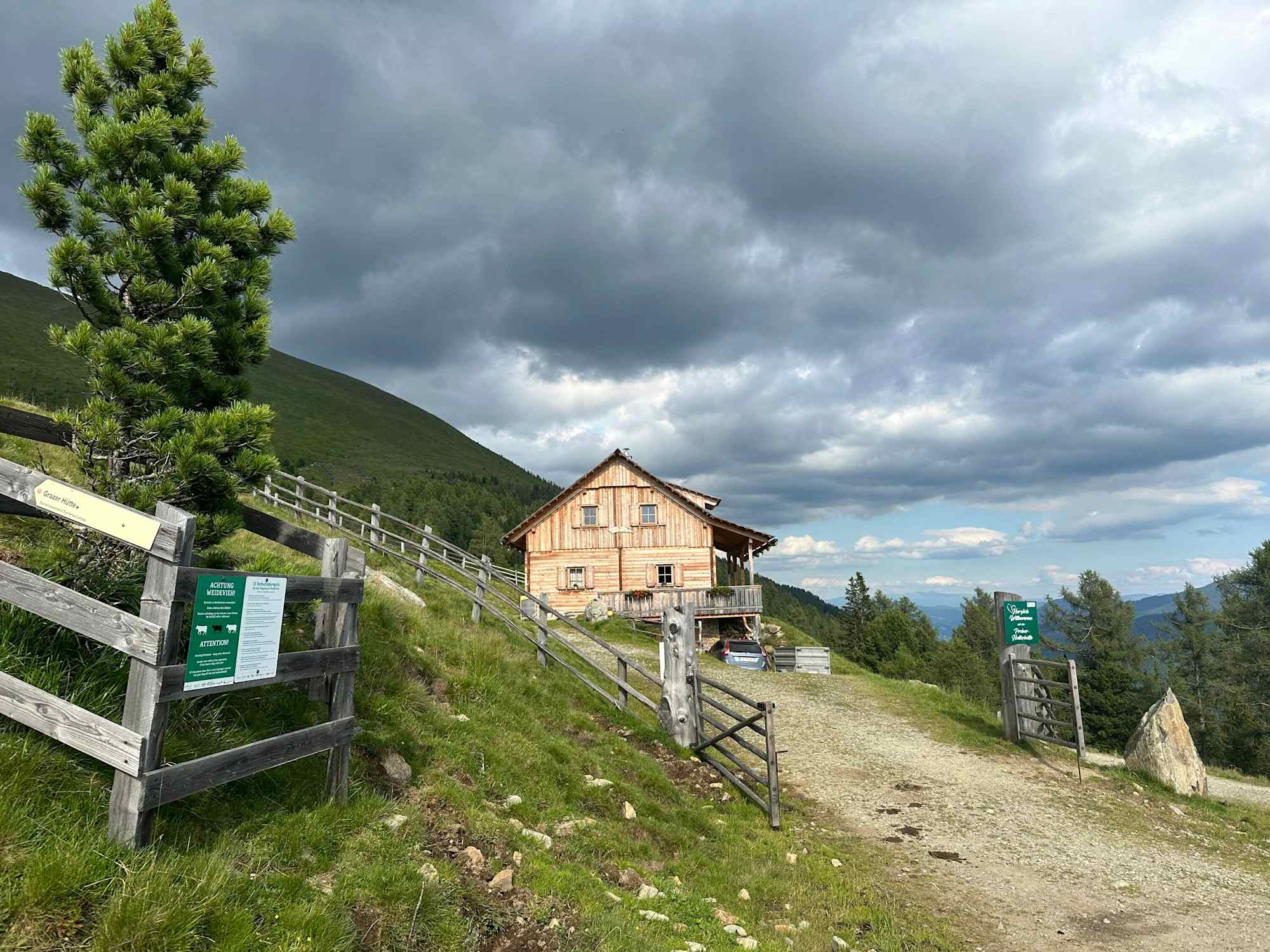 Die Halterhütte - Infoschilder weisen auf das richtige Verhalten mit Weidevieh hin.