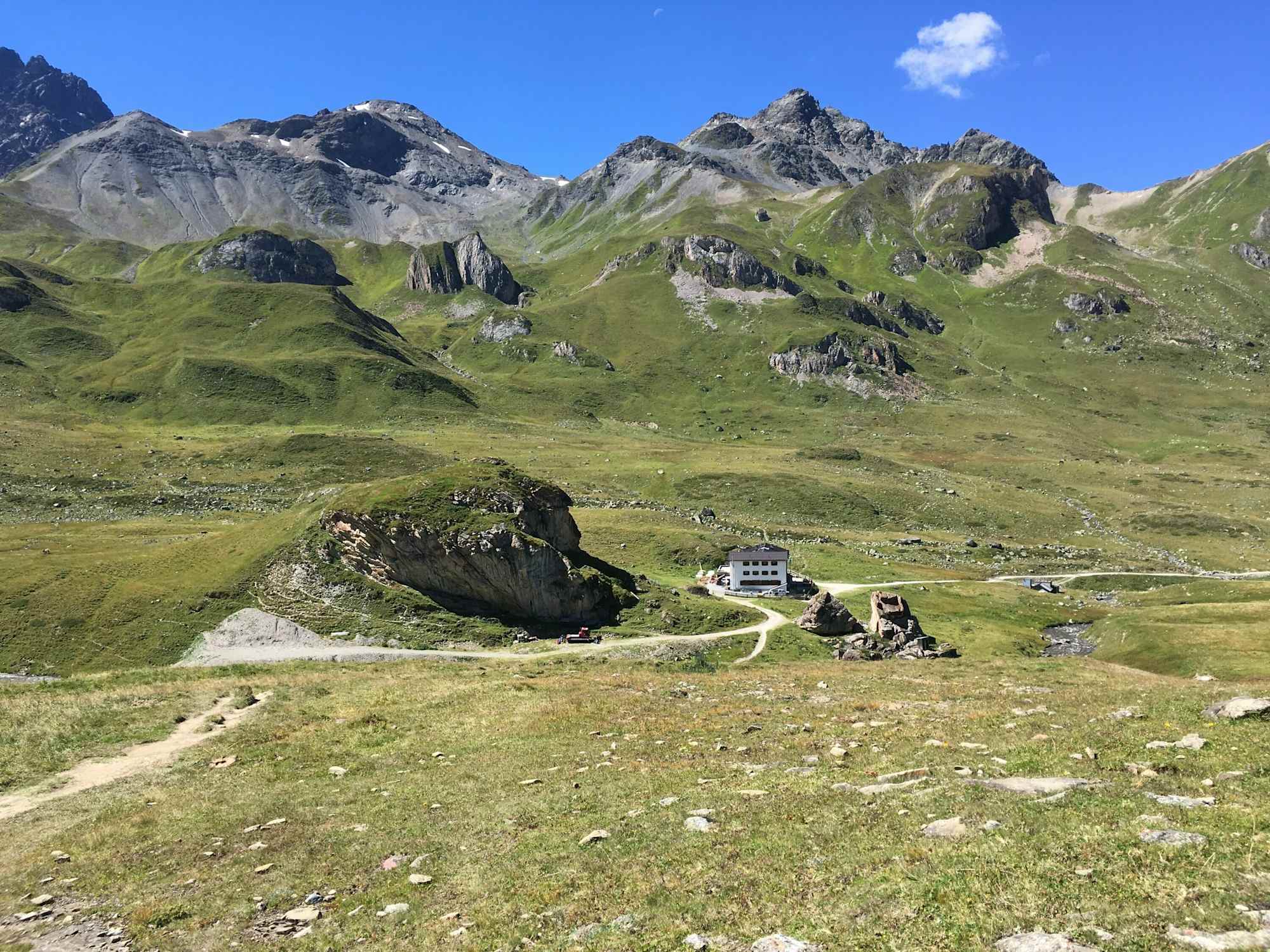 Die auf Schweizer Boden und im Silvrettagebirge stehende Heidelberger Hütte ist das Ziel vieler Wanderer, Bergsteiger, Kletterer sowie Schnee- und Skitourengeher.