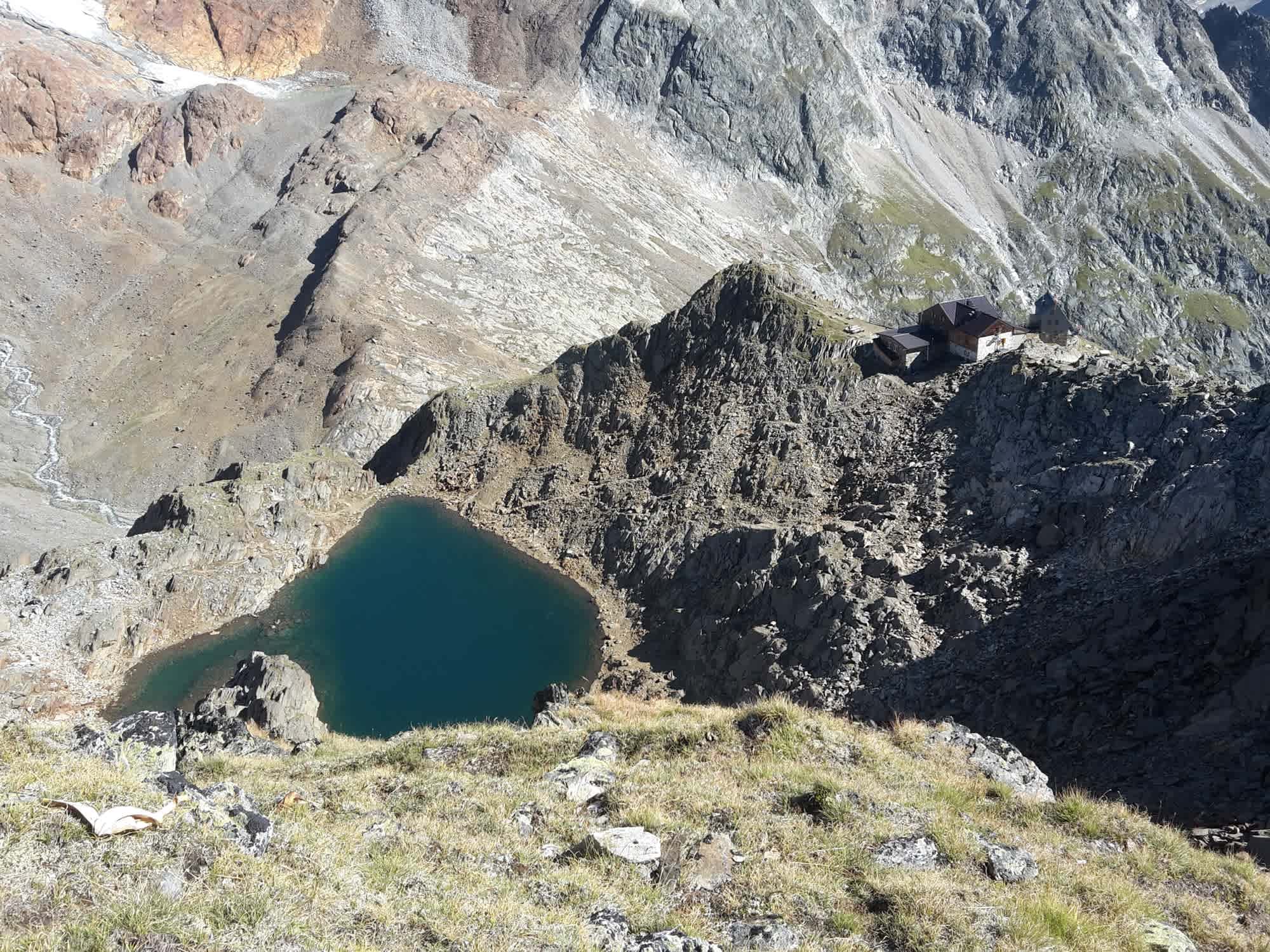 Die Hildesheimer Hütte von oben mit dem kleine See etwas unterhalb der Hütte.