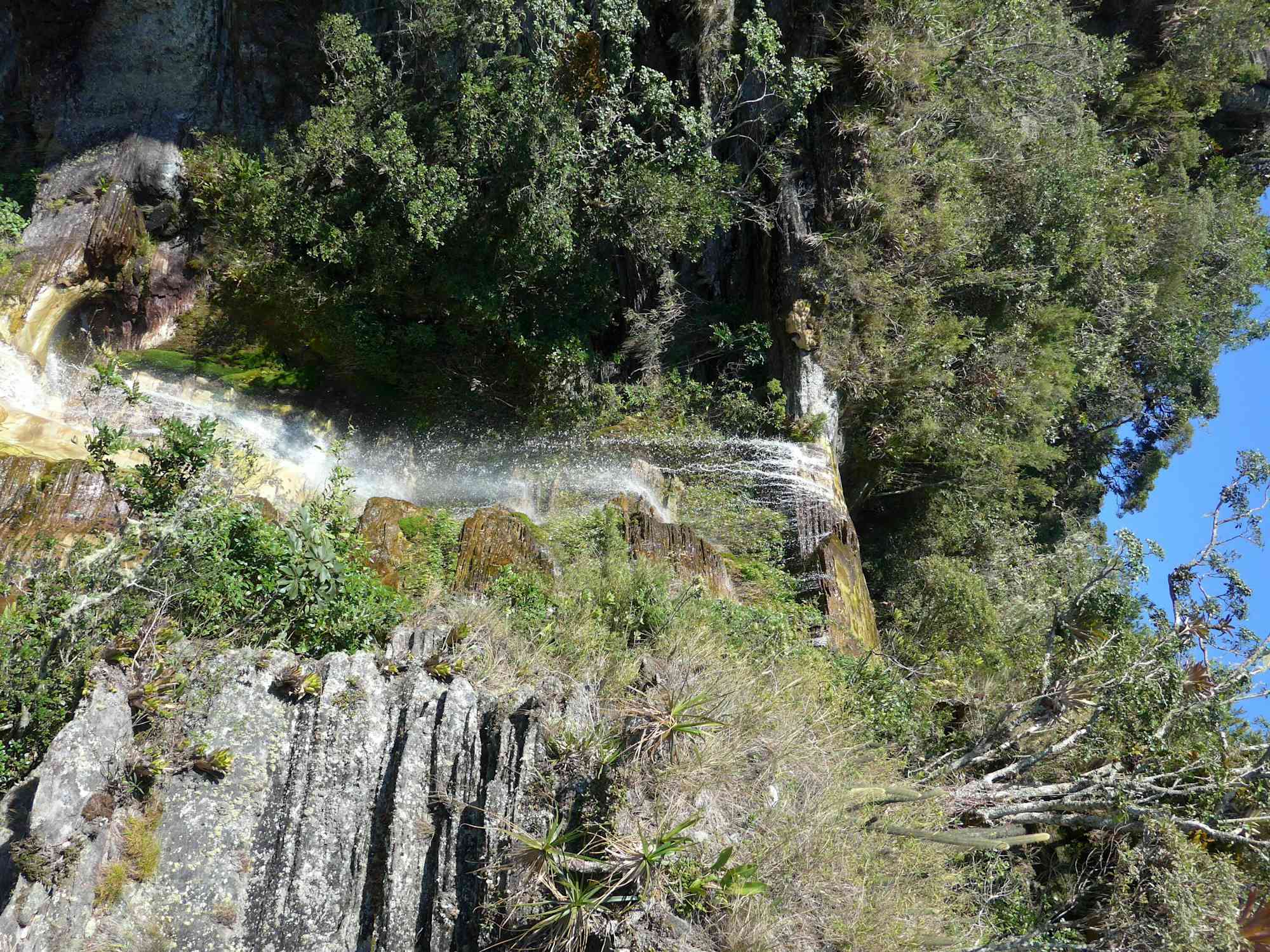Der idyllische Wasserfall „Janela do Céu“ 