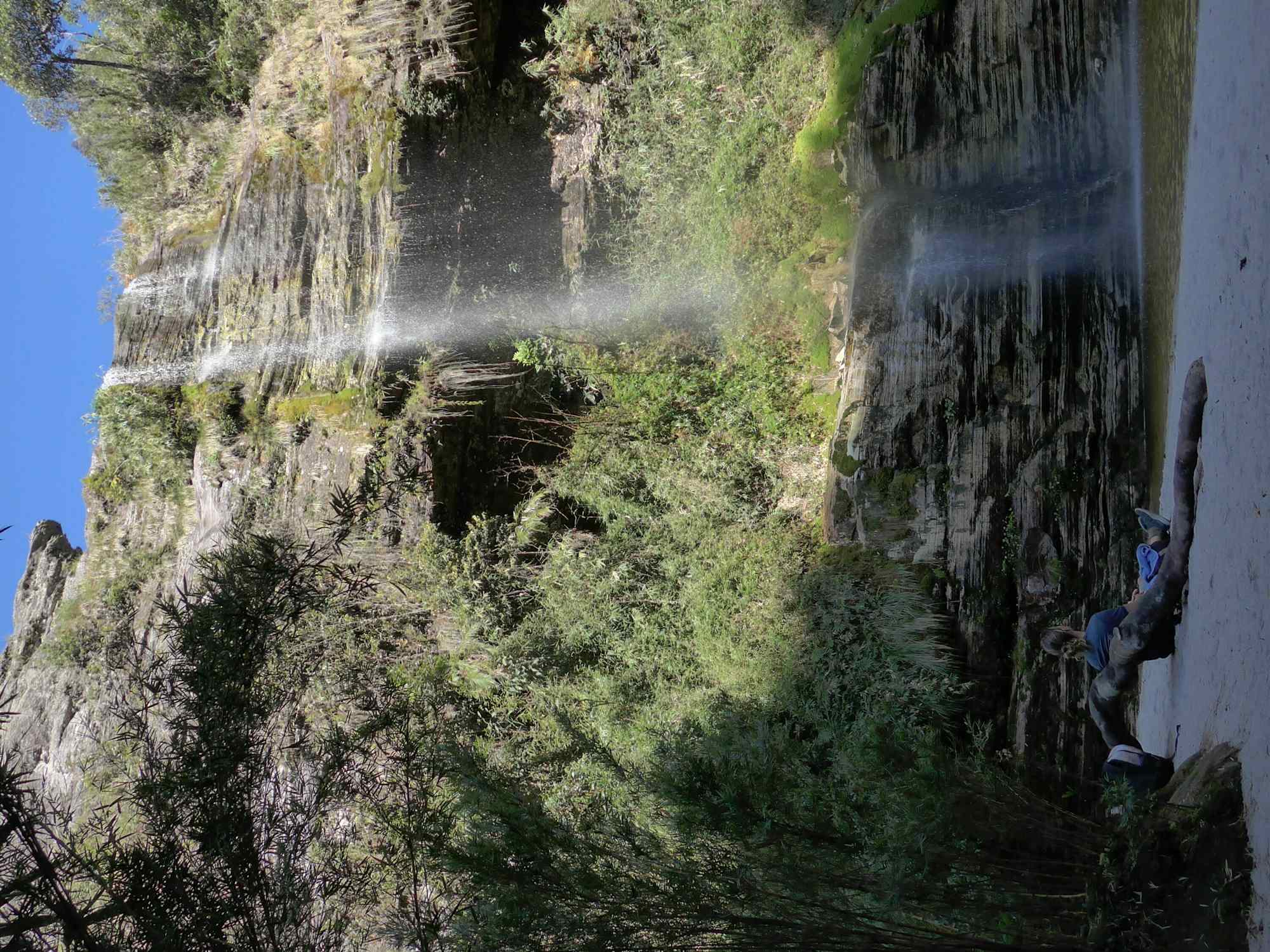 Der schöne "Cachoeirinha" Wasserfall und sein Strand aus Quarzsand