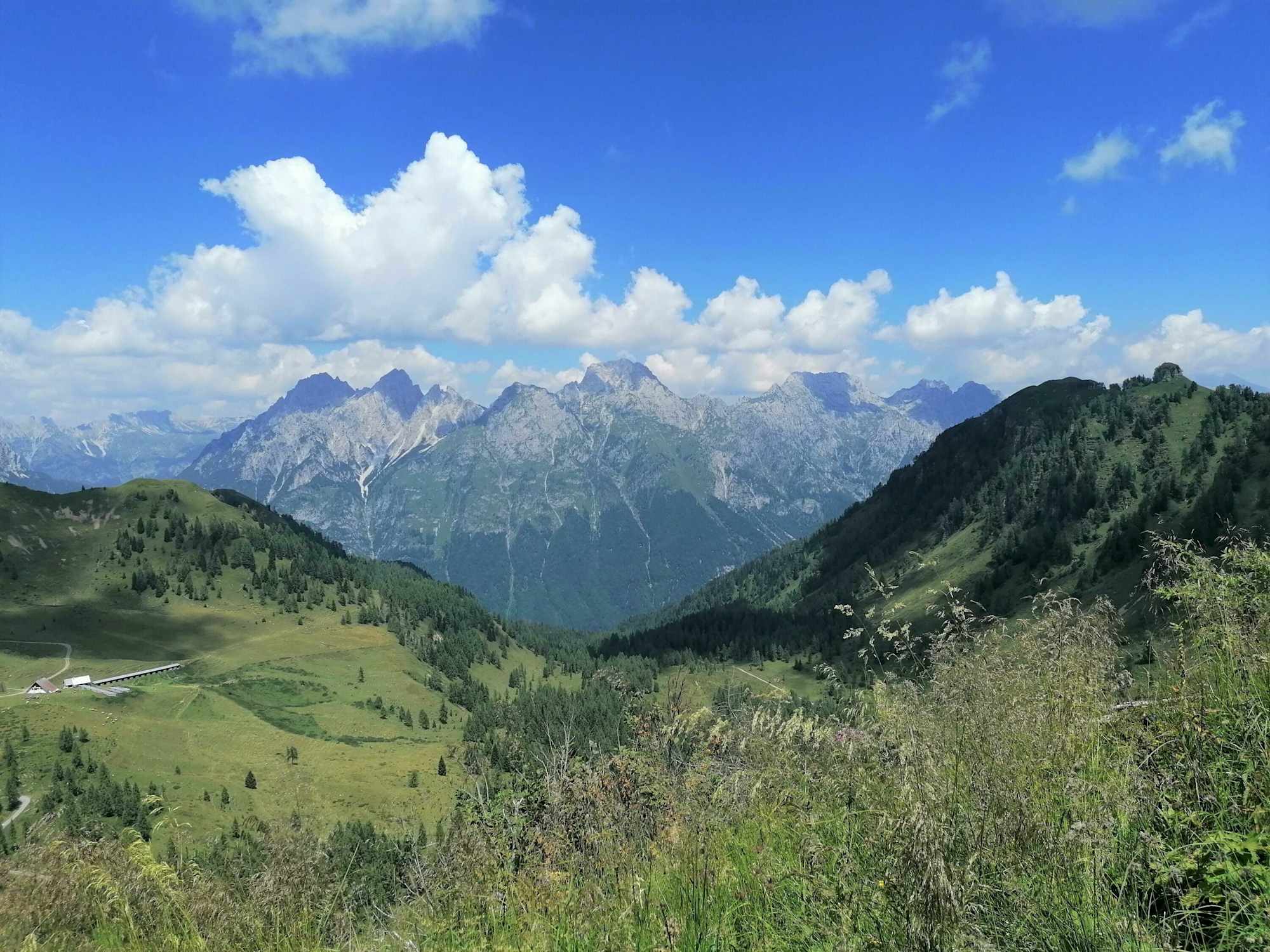großartige Aussicht von der Forc. Pièltinis zur C.ra Vinadia sowie zur nördl. Gebirgsgruppe M. Siera, Creta Forata und M. Cimon (re.)
