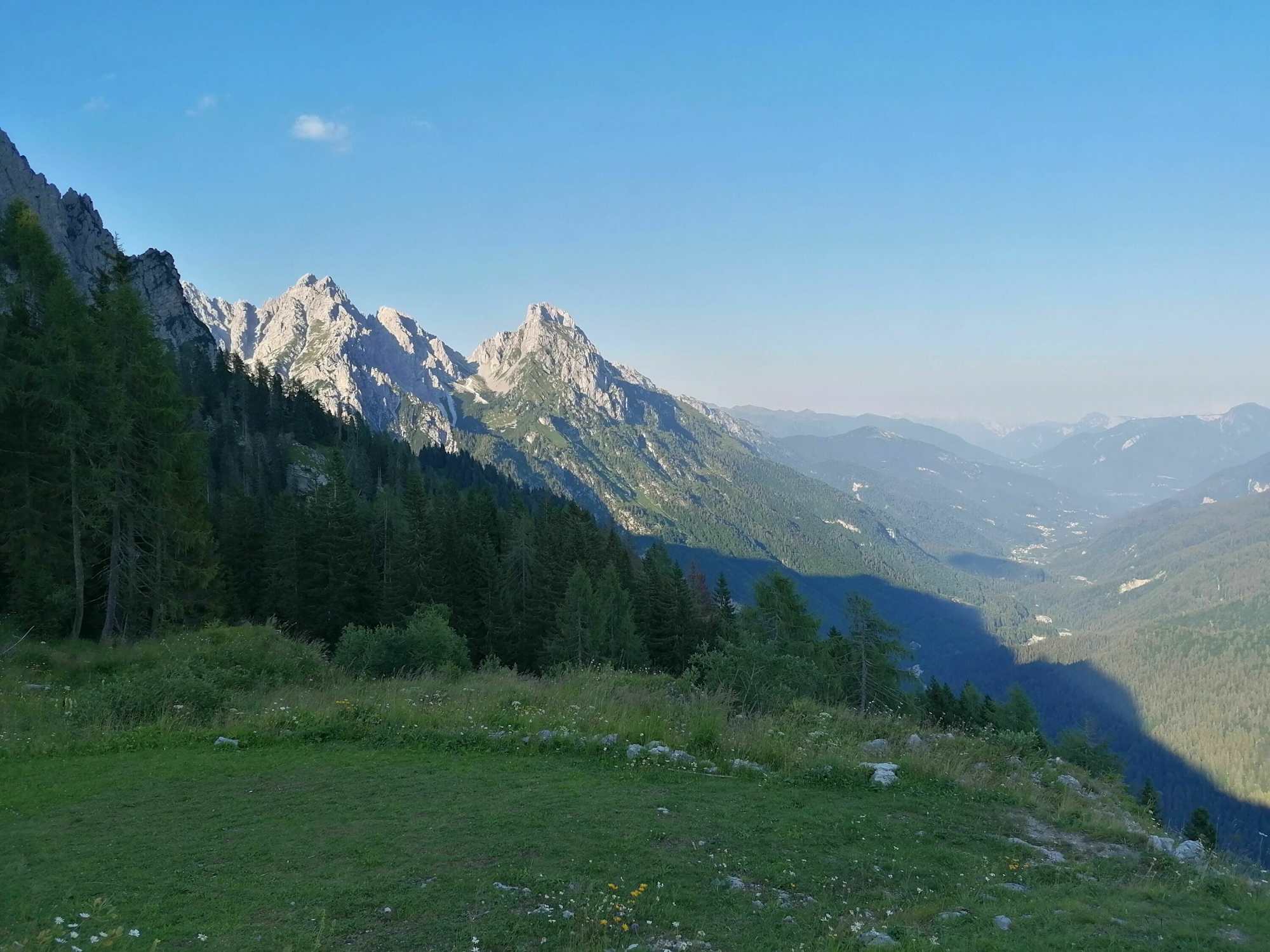 Blick vom Rif. De Gasperi nach Osten zur Creta Forata und zum M. Simon – Morgenstimmung