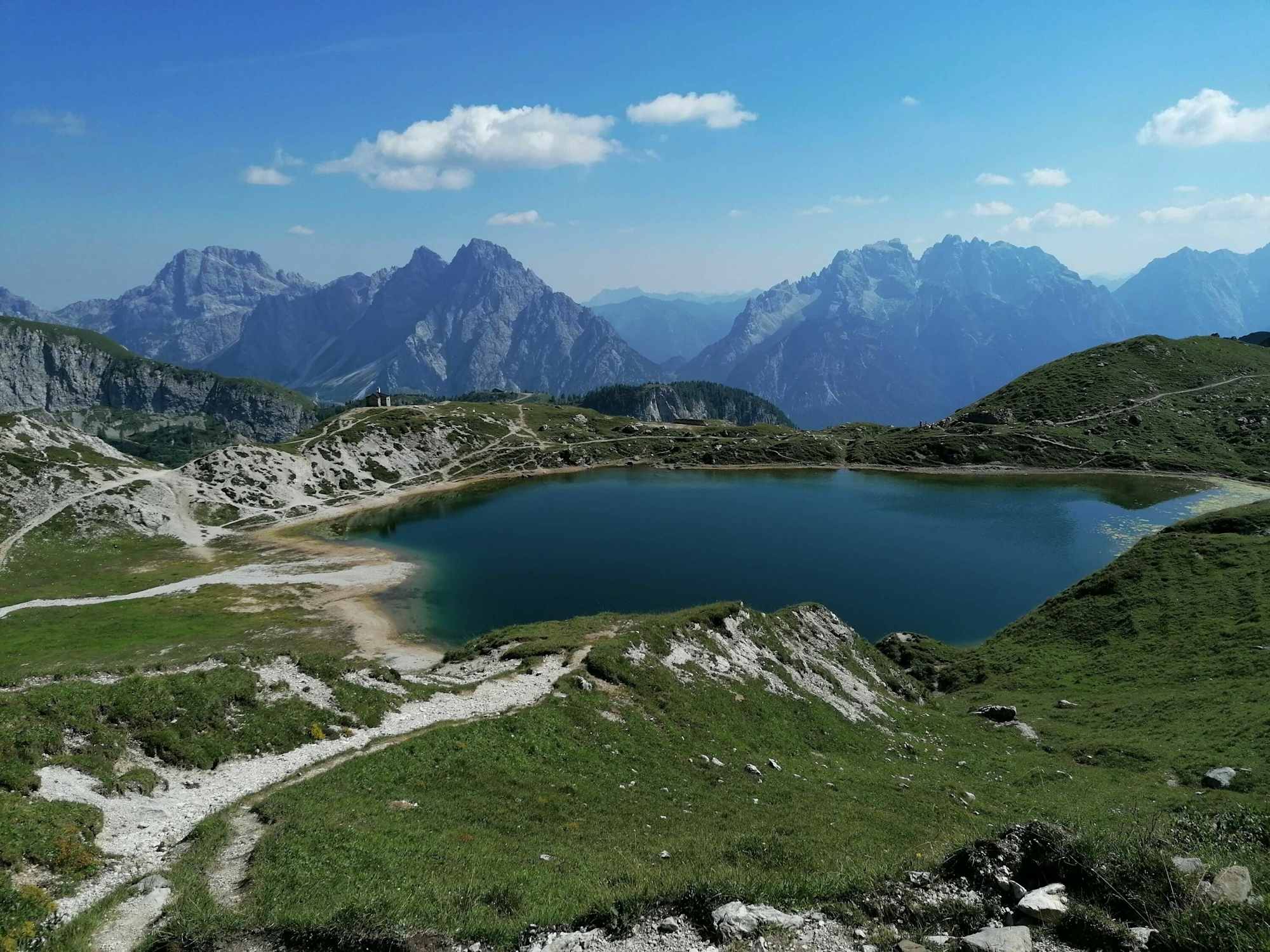 Am Weg zum Passo del Mulo - ein Blick nach Süden zu den Laghi d'Olbe - dahinter die faszinierende Bergwelt im westlichen Friaul