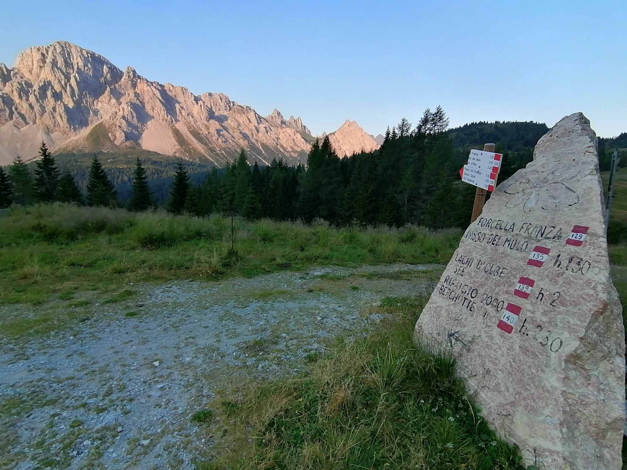 Am Weg zum Passo Avanza und Val Disesis, eine interessant gestaltete "Hinweistafel" - dahinter der Monte Lastroni - Morgenstimmung