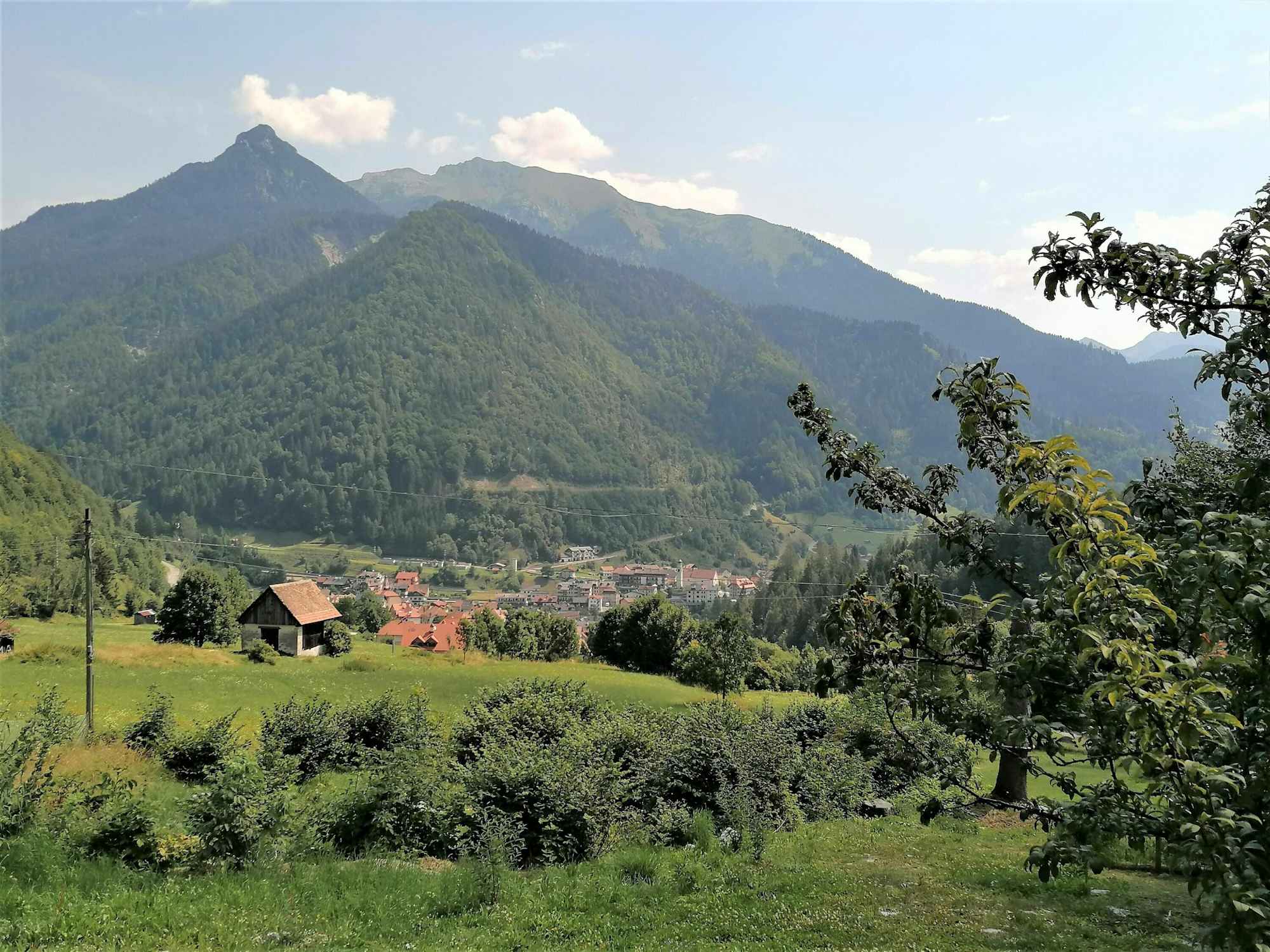 Blick auf Forni Avoltri - im Hintergrund der Monte Ombladét - Westansicht