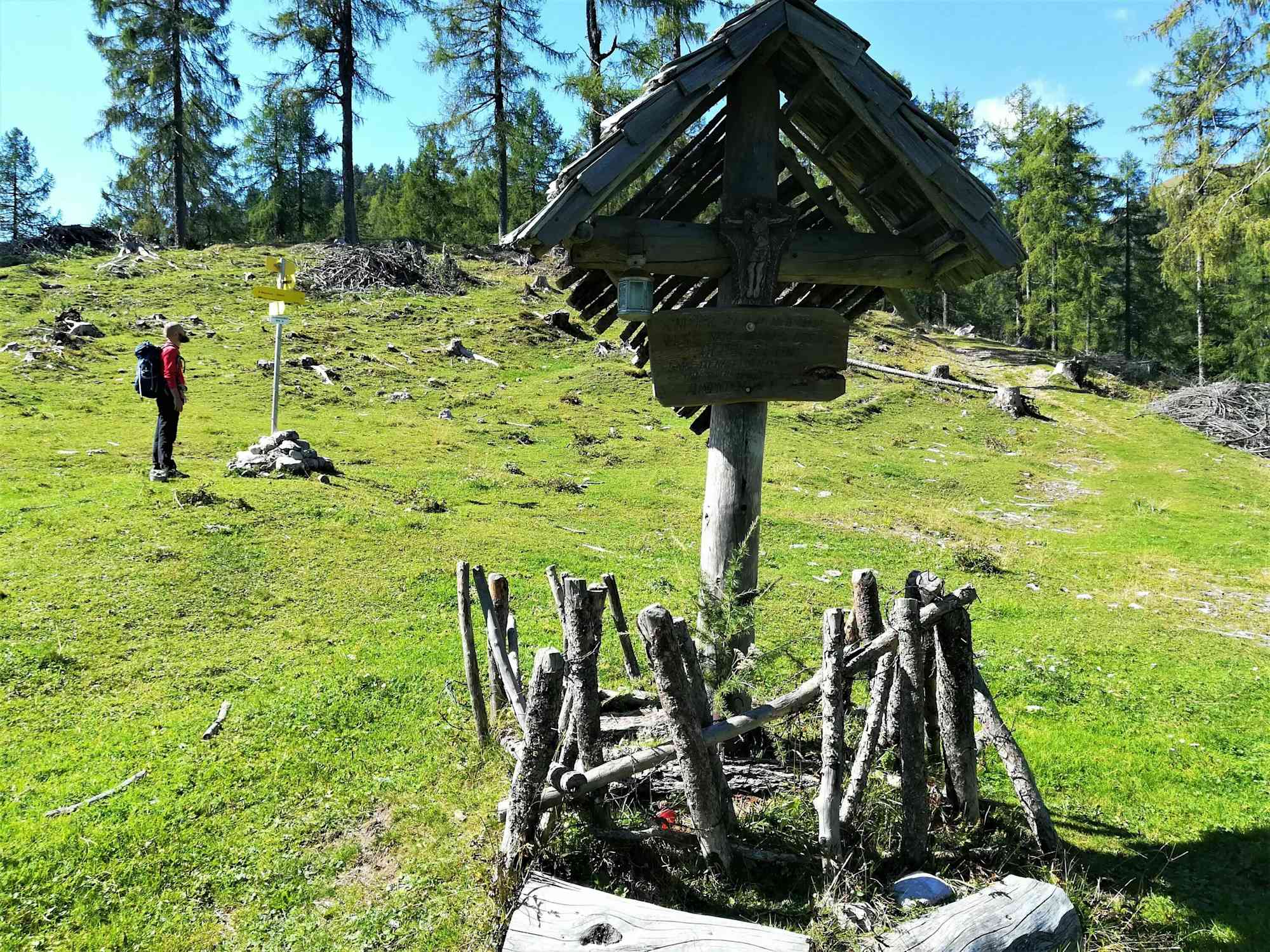 der AV-Wanderer Günther studiert nahe des Jaukensattels den Weg zum Reißkofel – Ostansicht