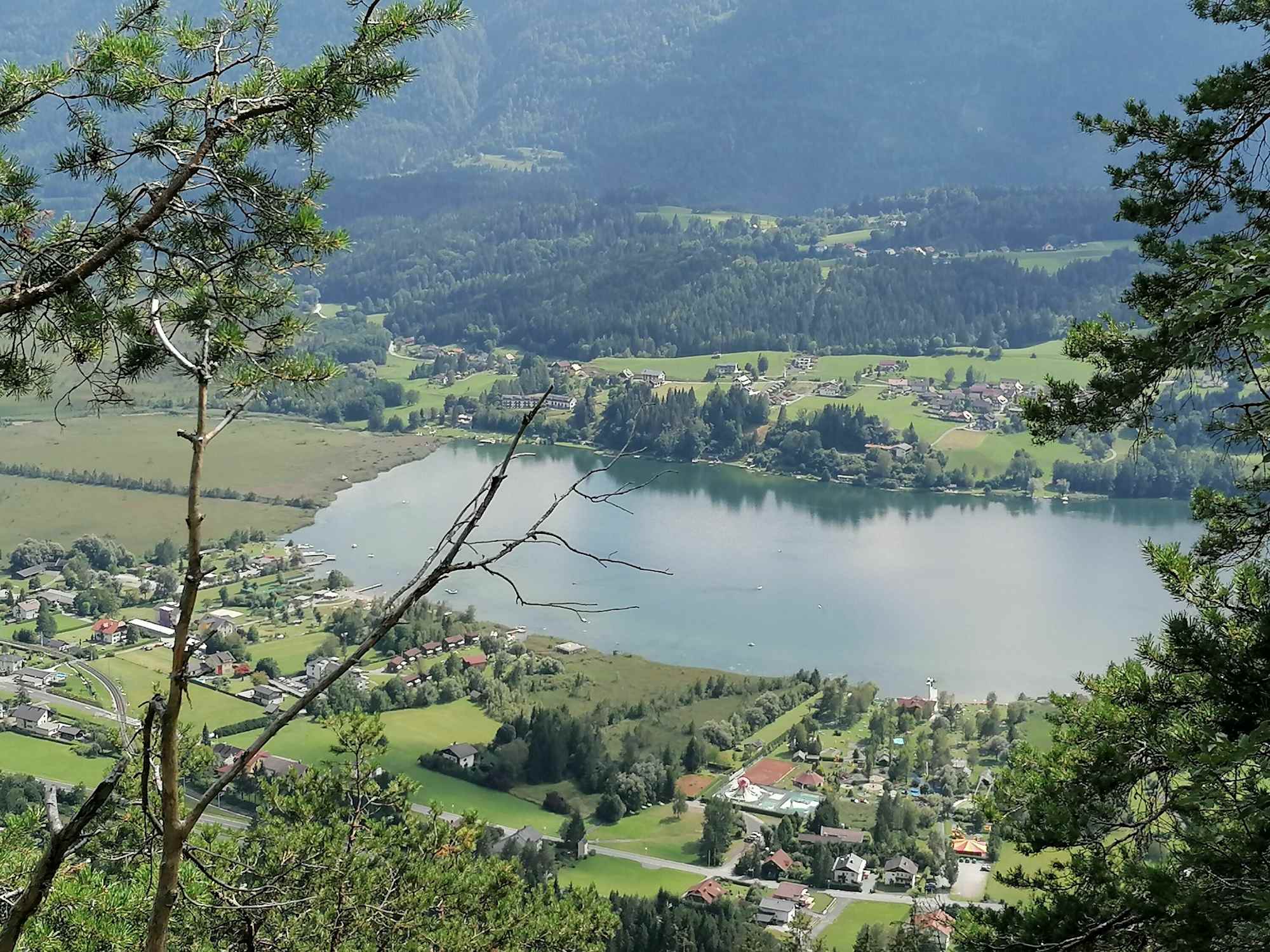 Blick hinunter auf den Pressegger See im Gailtal