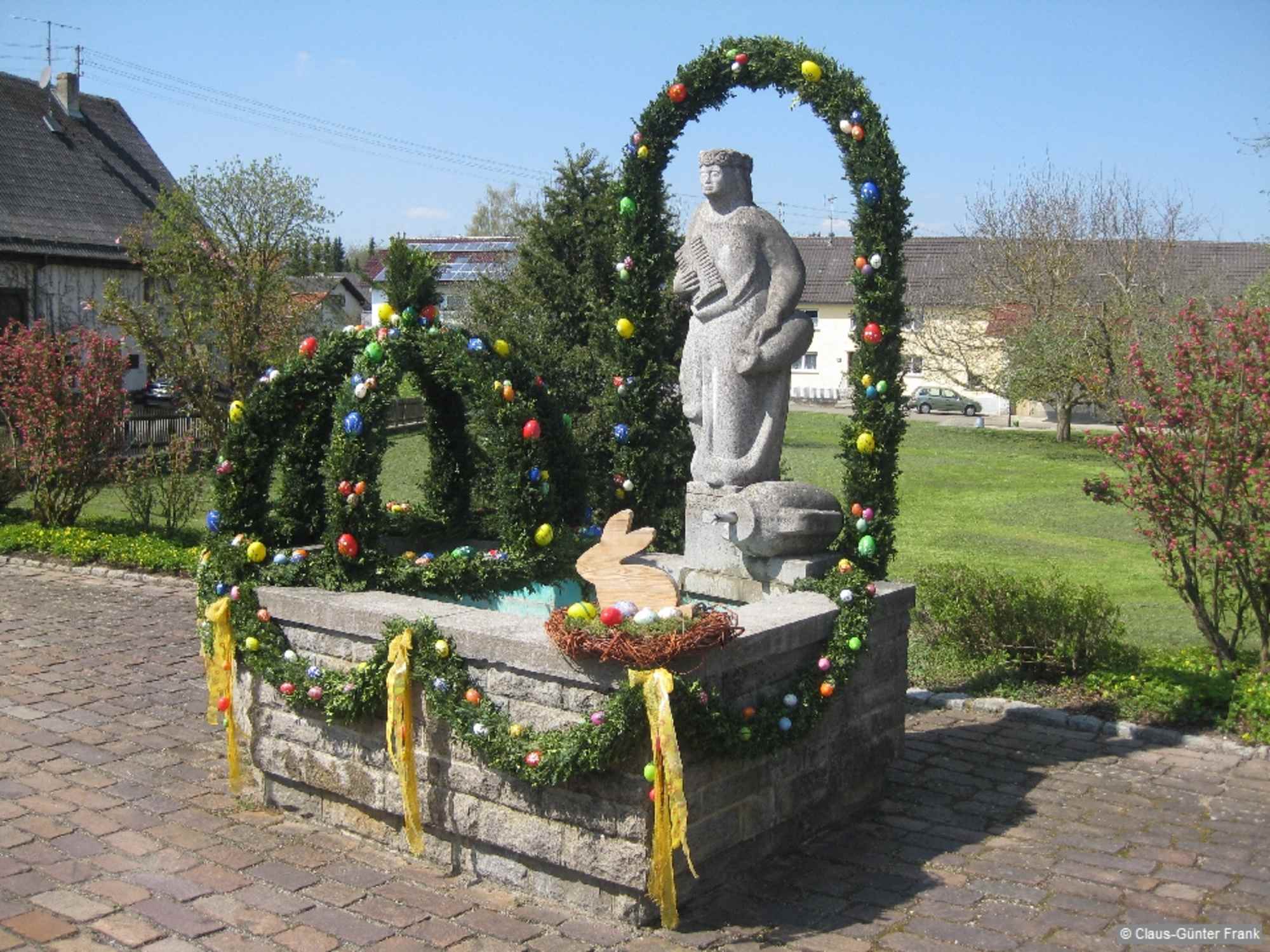 Wir wandern auf die Kirche von Engelswies zu.