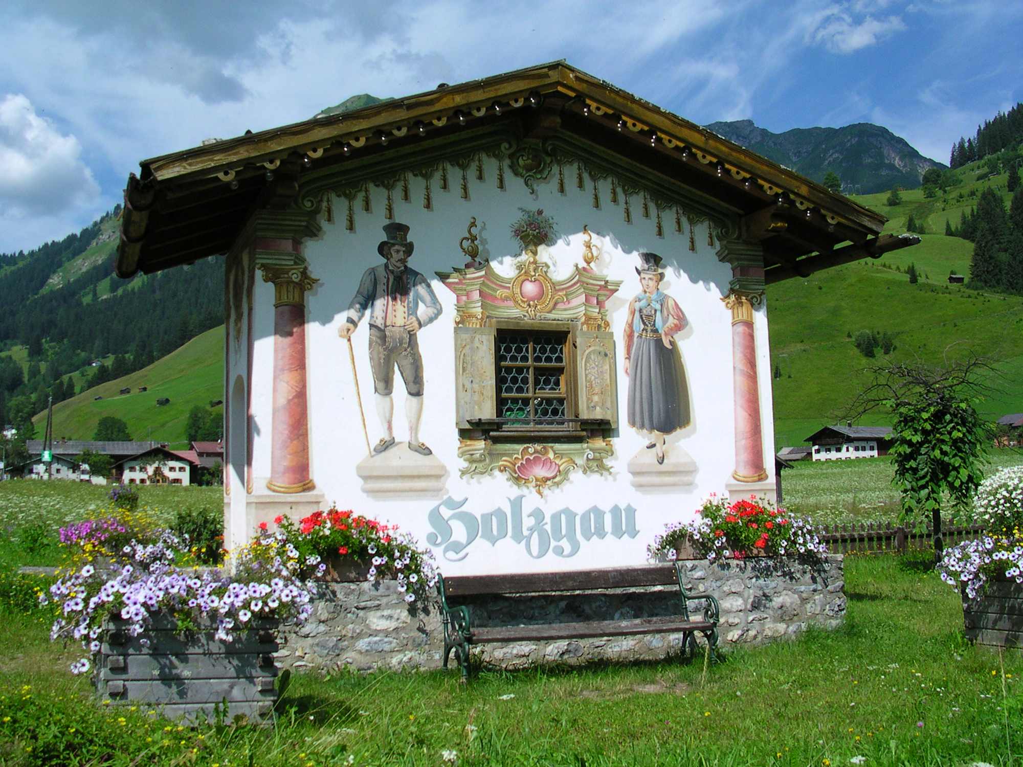 Der Ort Holzgau im Lechtal ist für seine Lüftlmalerei bekannt.