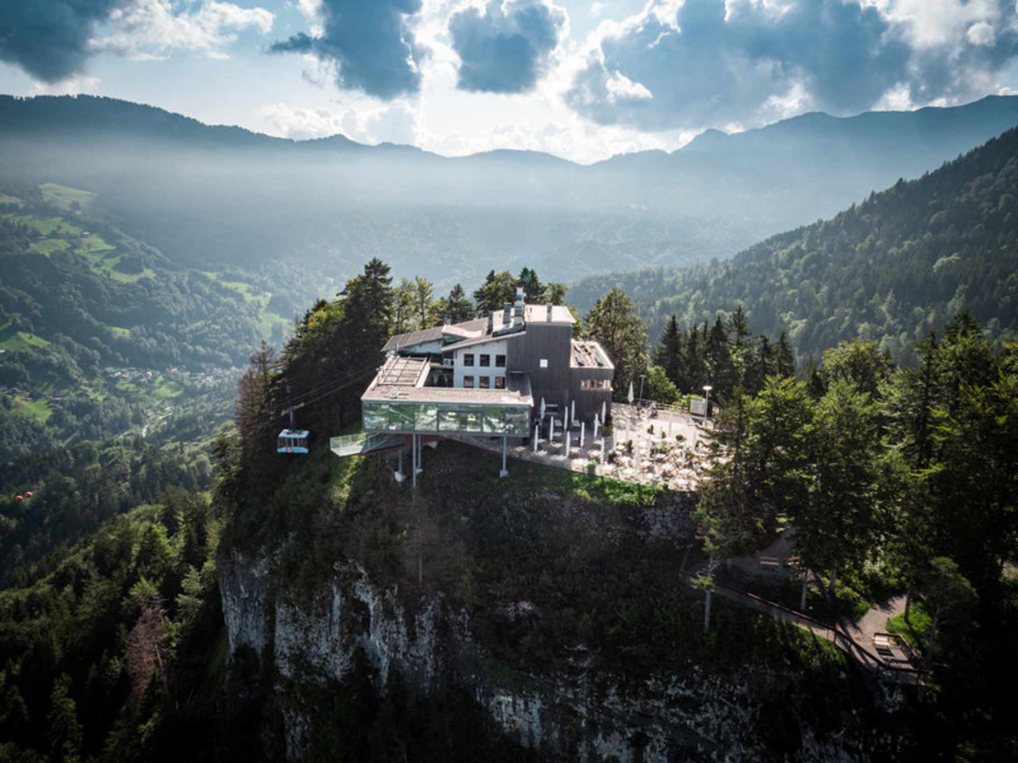 Die Karrenseilbahn bringt ihre Besucher in weniger als fünf Minuten auf 976 Meter Höhe. Von dort führt eine leichte Wanderung über den Staufensee durch die Rappenlochschlucht zurück ins Gütle.