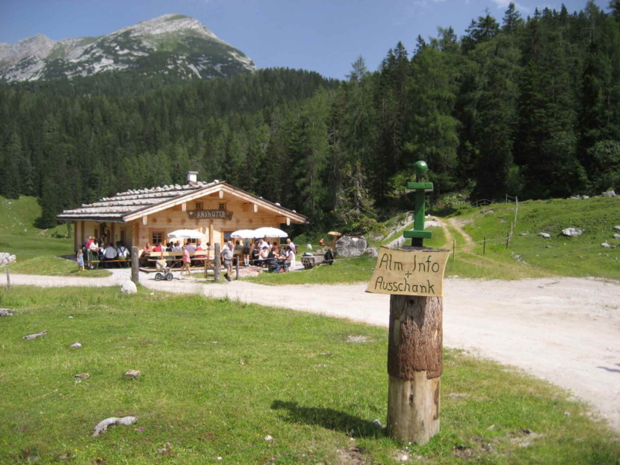 Bei der Käsehütte kann man Almkäse einkaufen.