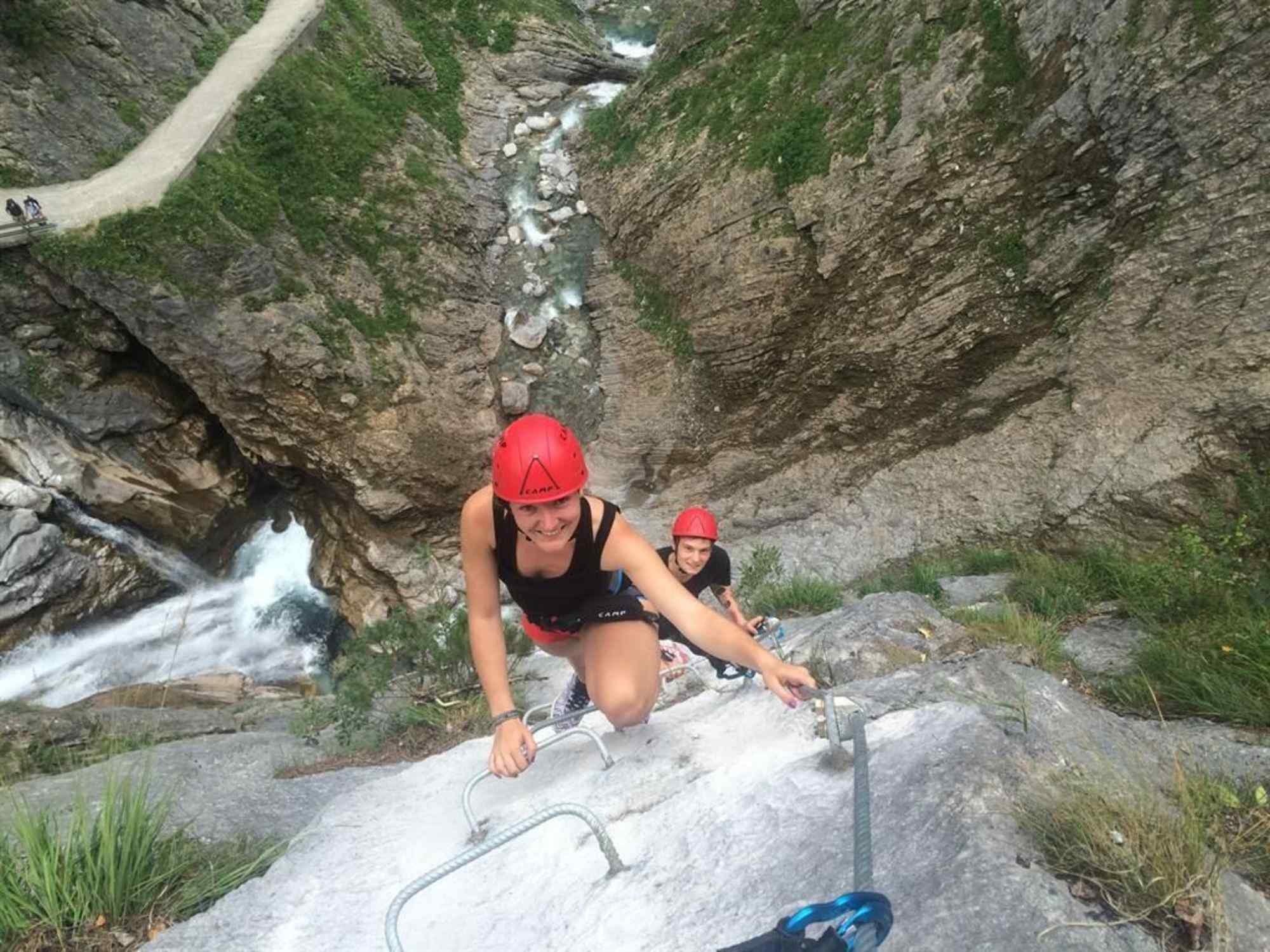 Tiefblick am Erlebnisklettersteig Simmswasserfall