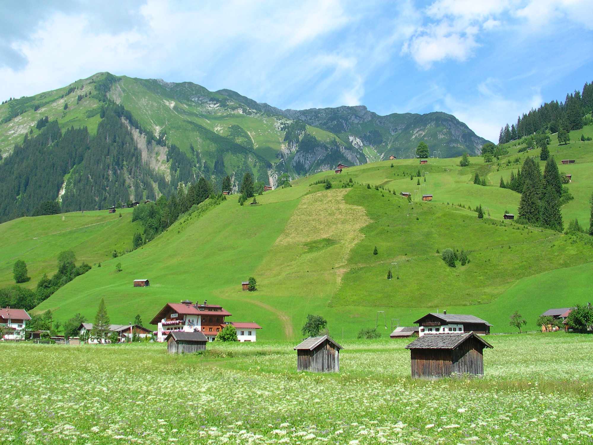 Entlang des Talboden wandert man bis zum Eingang ins Madautal