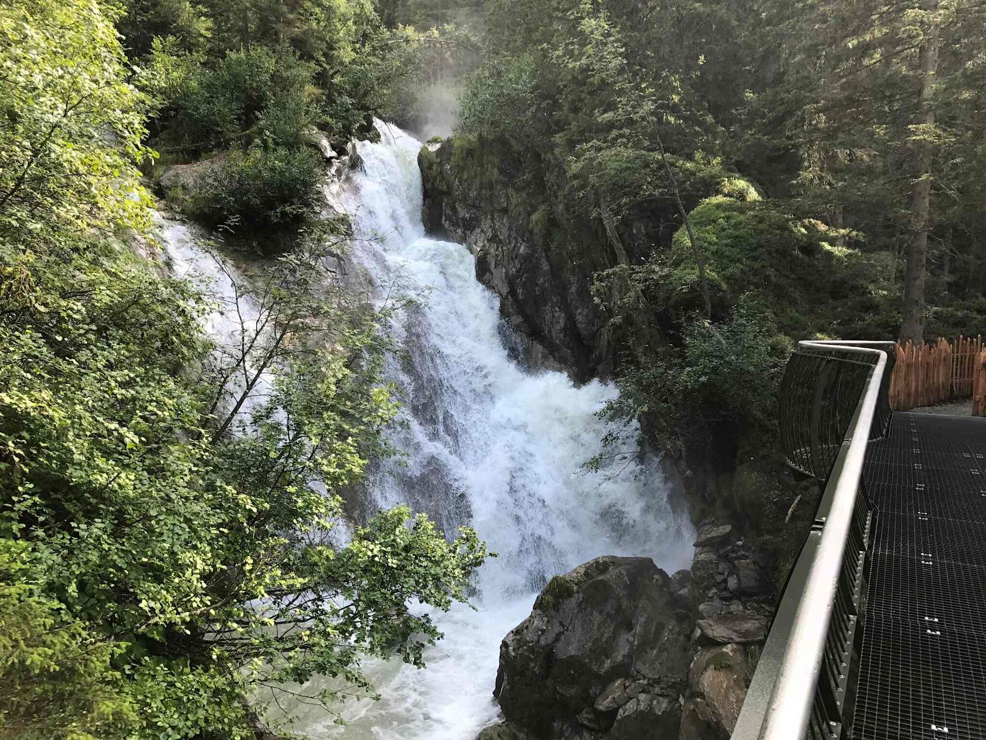 Blick vom Steg auf den Langetaler Wasserfall