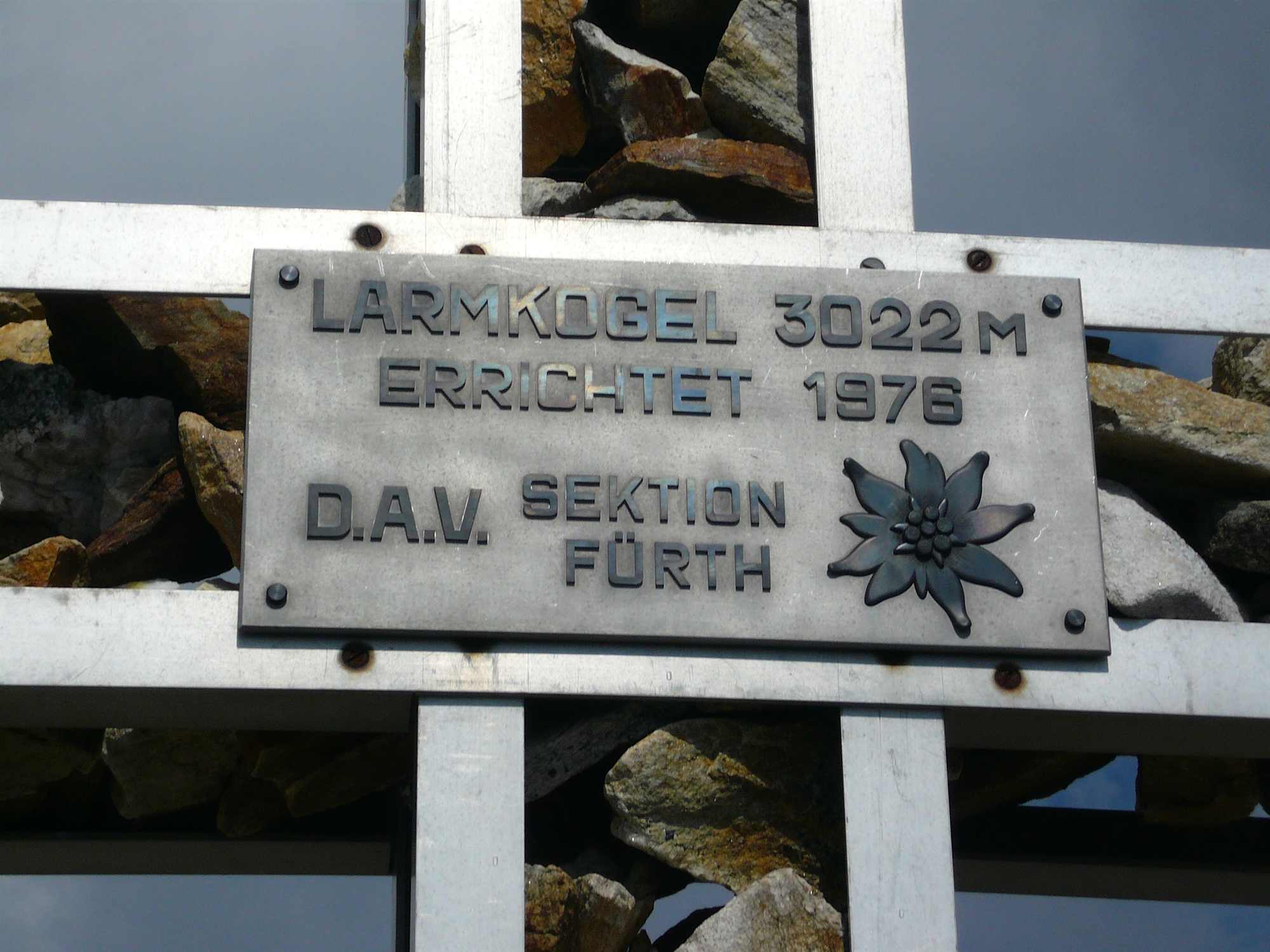 Schild am Gipfelkreuz des Larmkogels