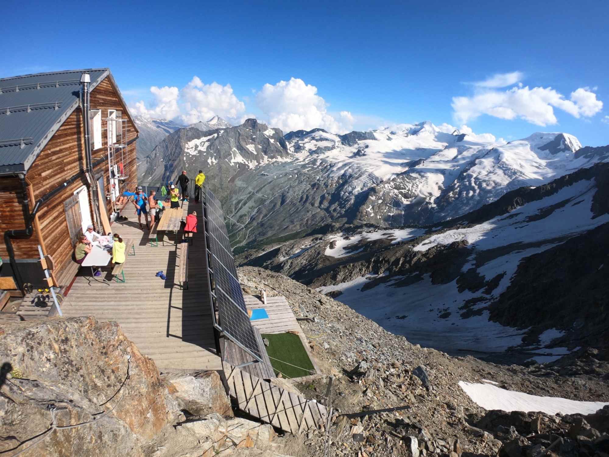 Der beeindruckende Ausblick von der Mischabelhütte.