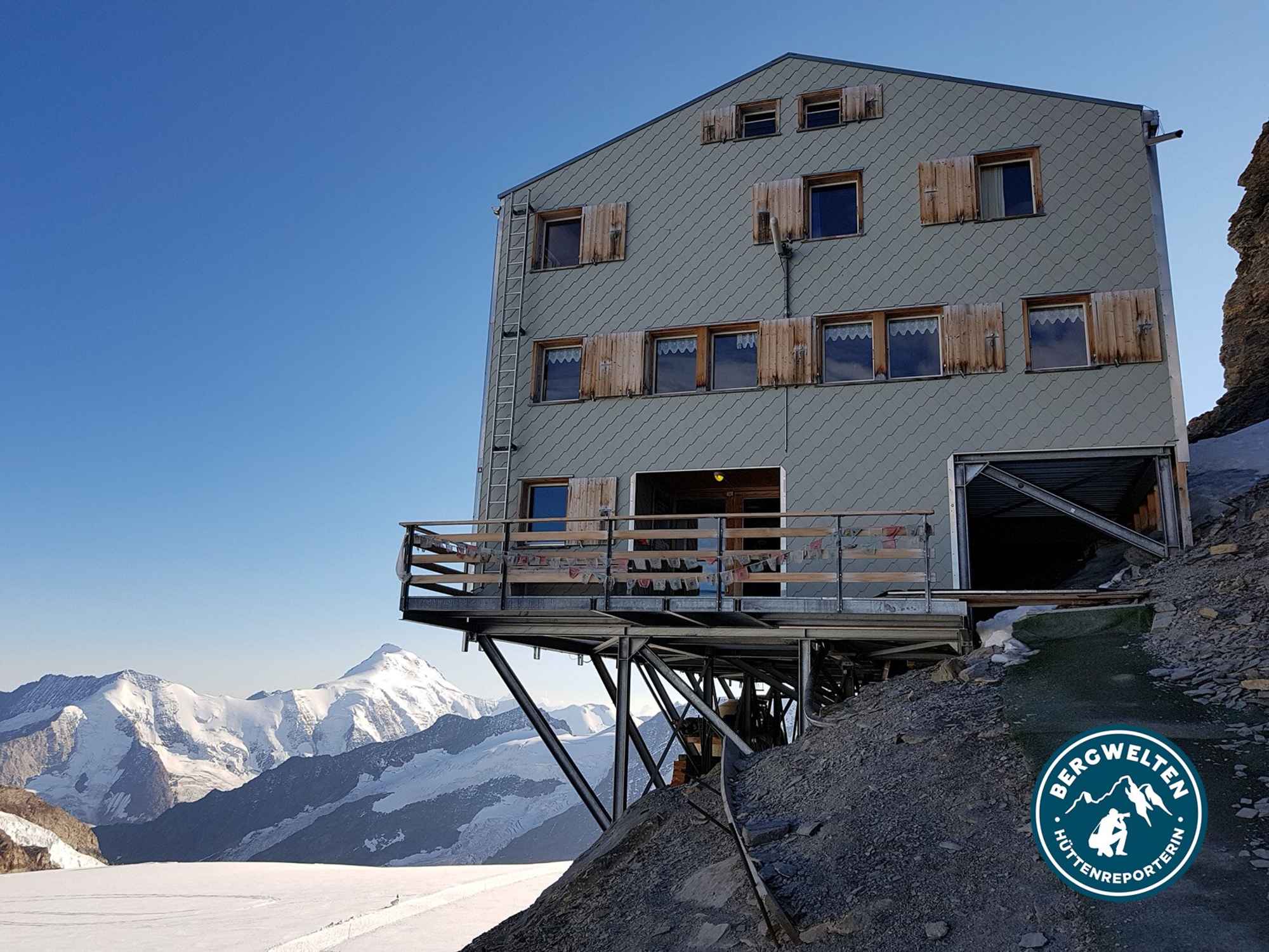 Die Mönchsjochhütte steht in exponierter Lage auf Stelzen.