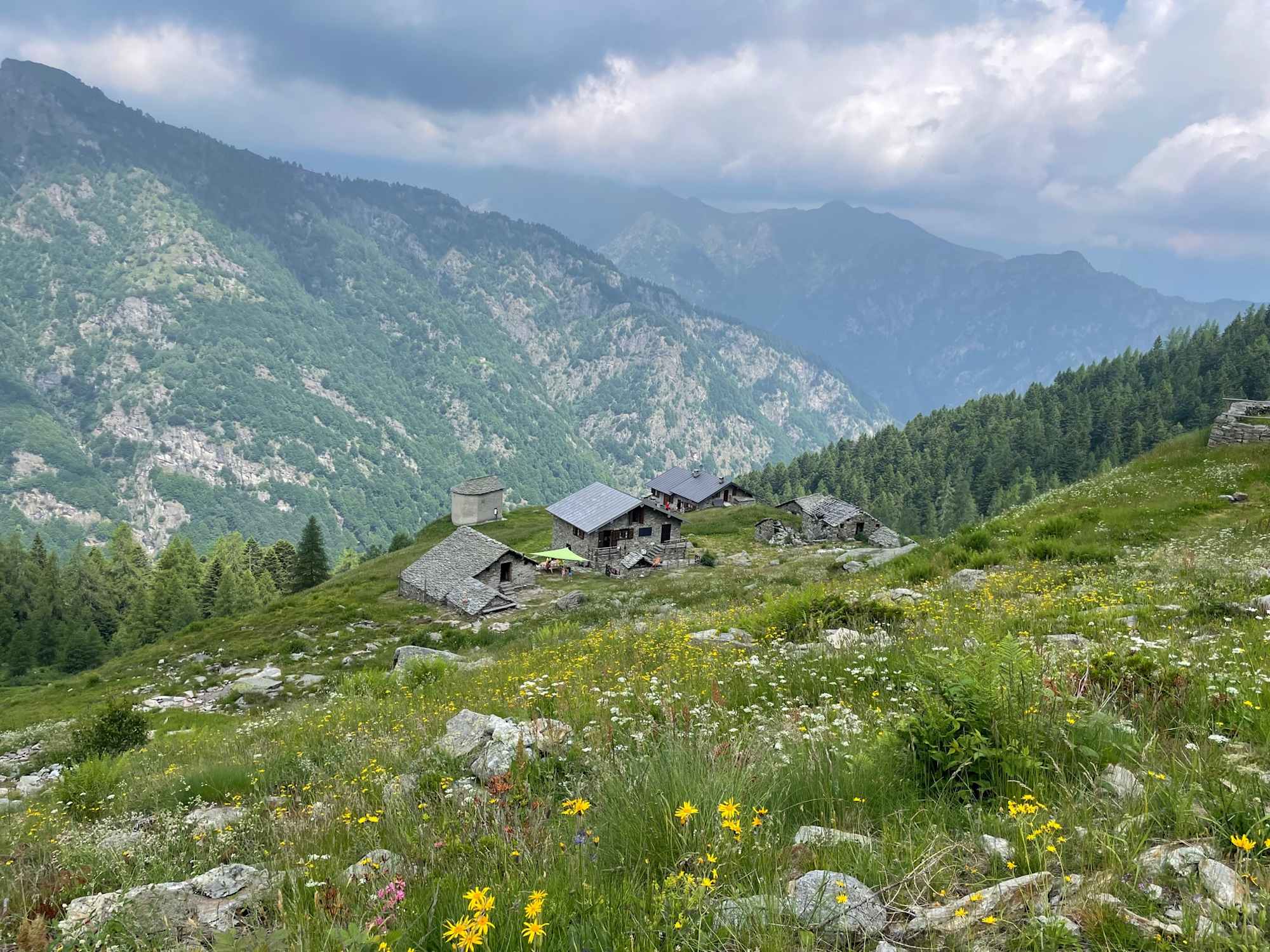 Blick zu ursprünglichen Hütten oberhalb des Valsesia