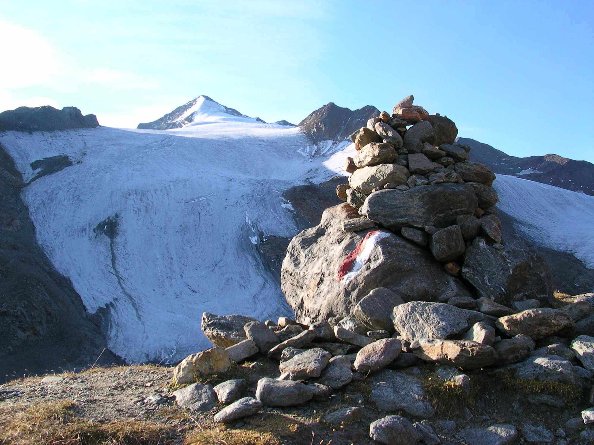 Steinmann vor hochalpiner Kulisse in den Ötztaler Alpen