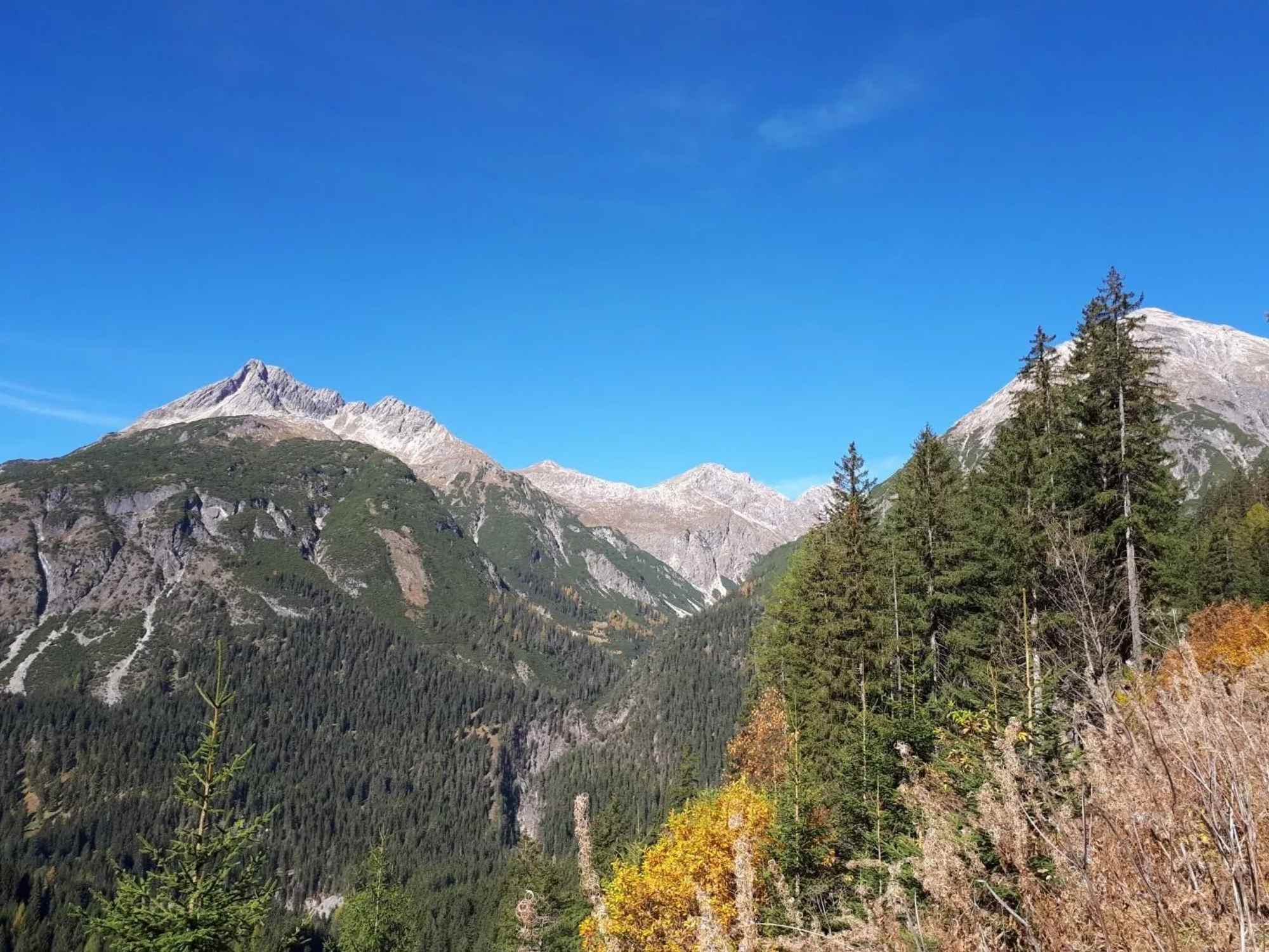 Unterwegs am Pimigrundweg im Tiroler Lechtal
