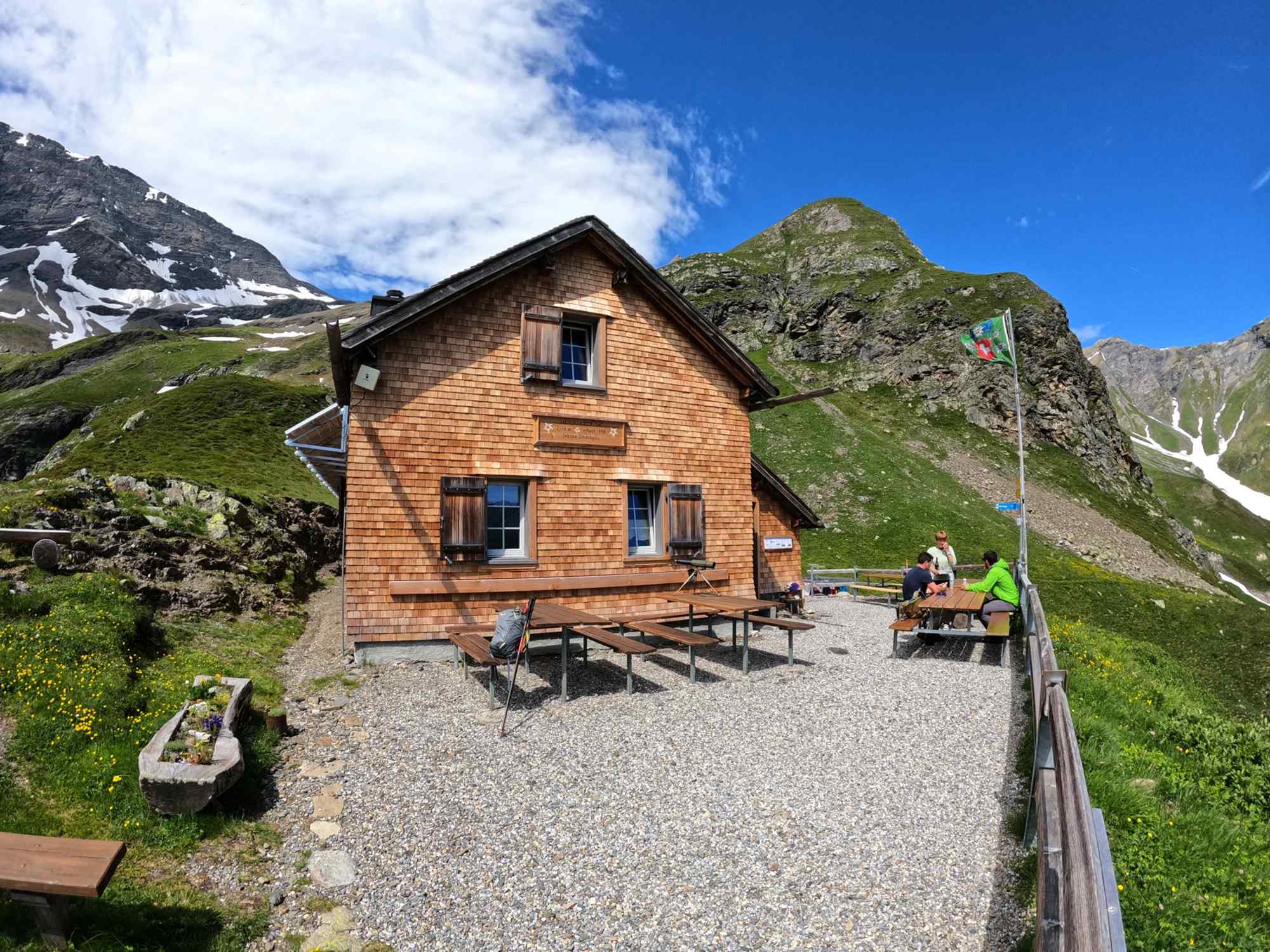 Die Sardonahütte liegt am Ende des Calfeisentals (Glarner Alpen) im Kanton St. Gallen