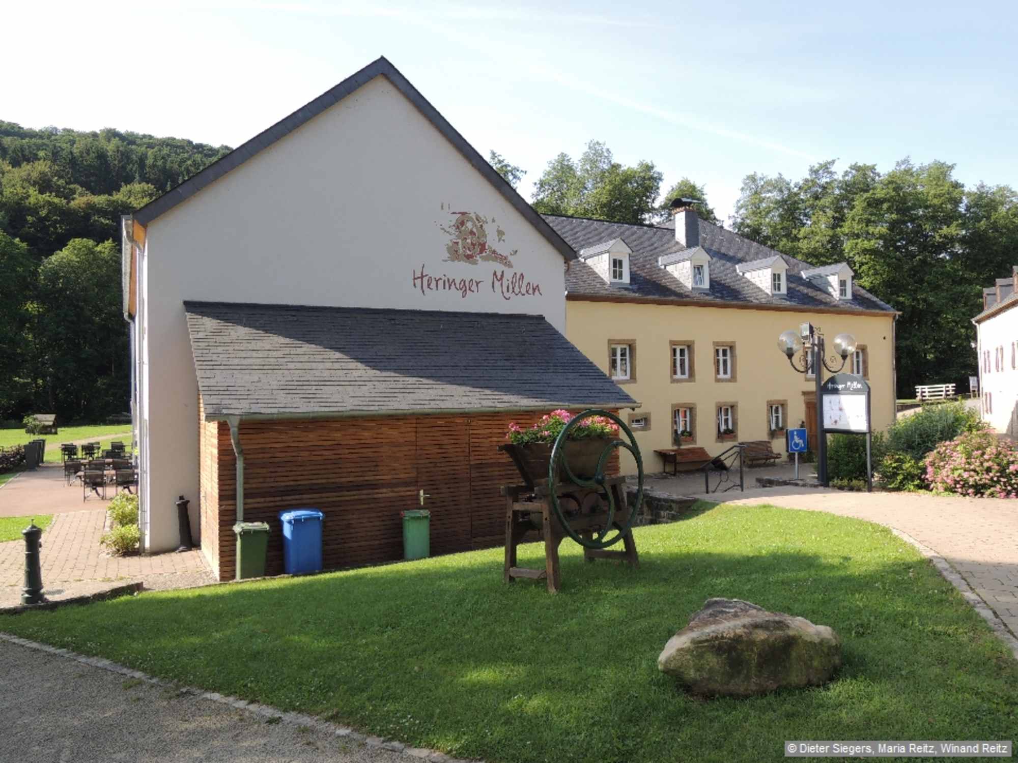 Am Hotel Cascades du Mullerthal wenden wir uns nach links in die Rue des Moulins (Schild: Heringer Millen).