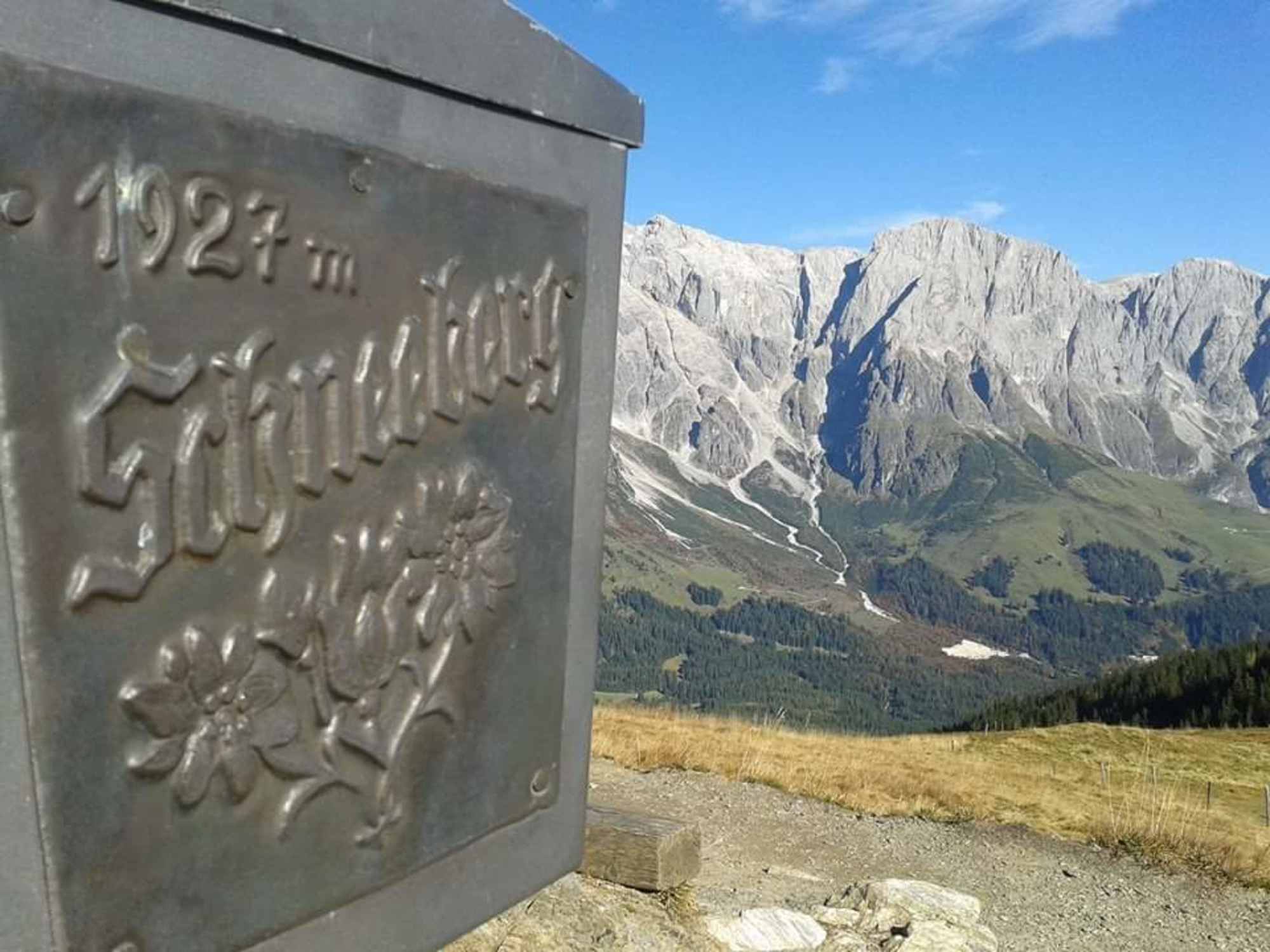 Gipfelkreuz und Aussicht am Schneeberg