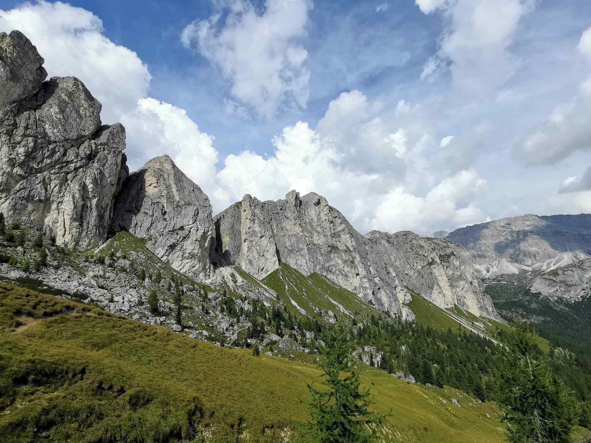 Der Weg verläuft unterhalb des Setsass