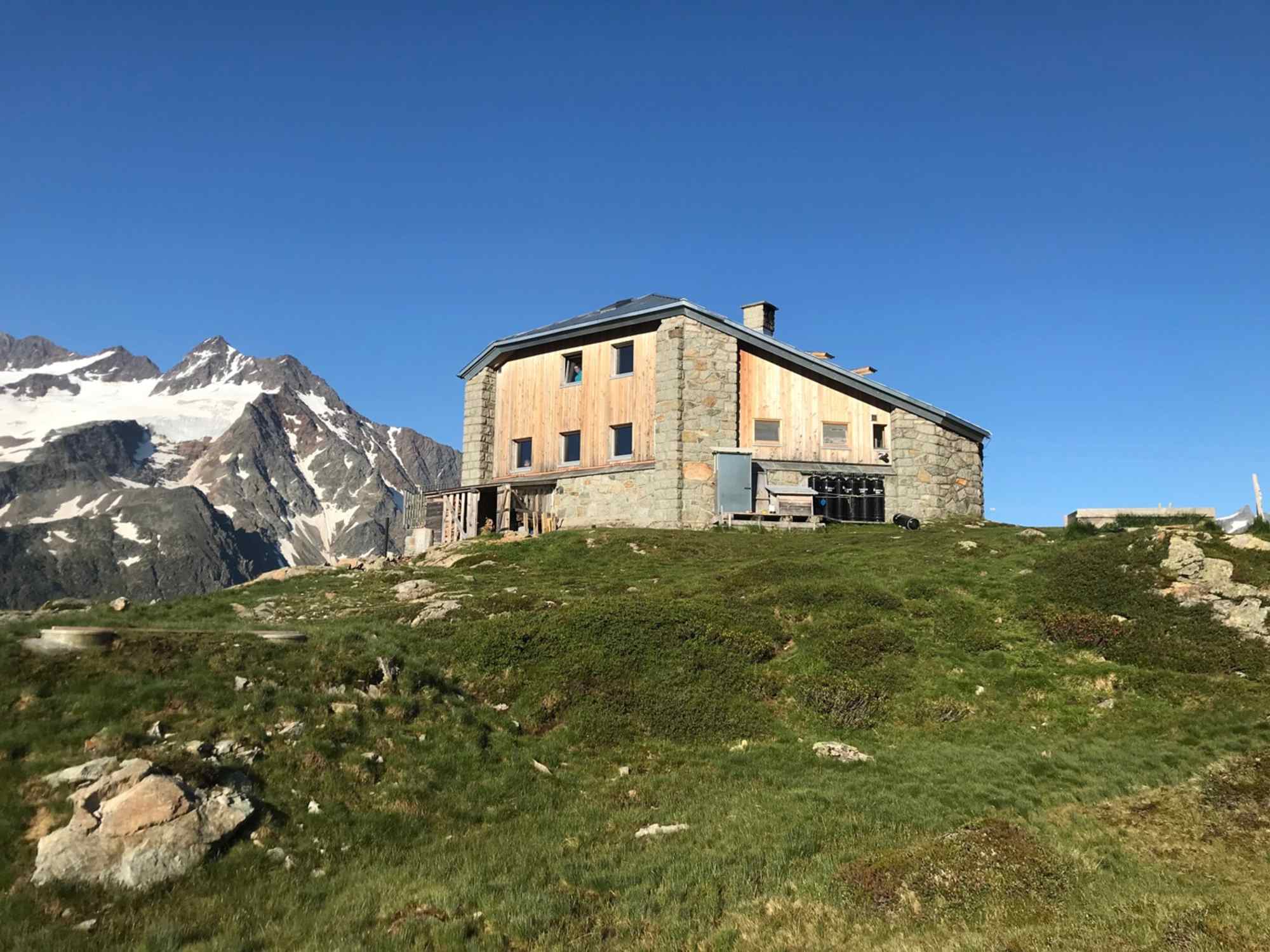 Die Sewenhütte thront auf der rechten, sonnseitigen Geländeterrasse des Meientals.