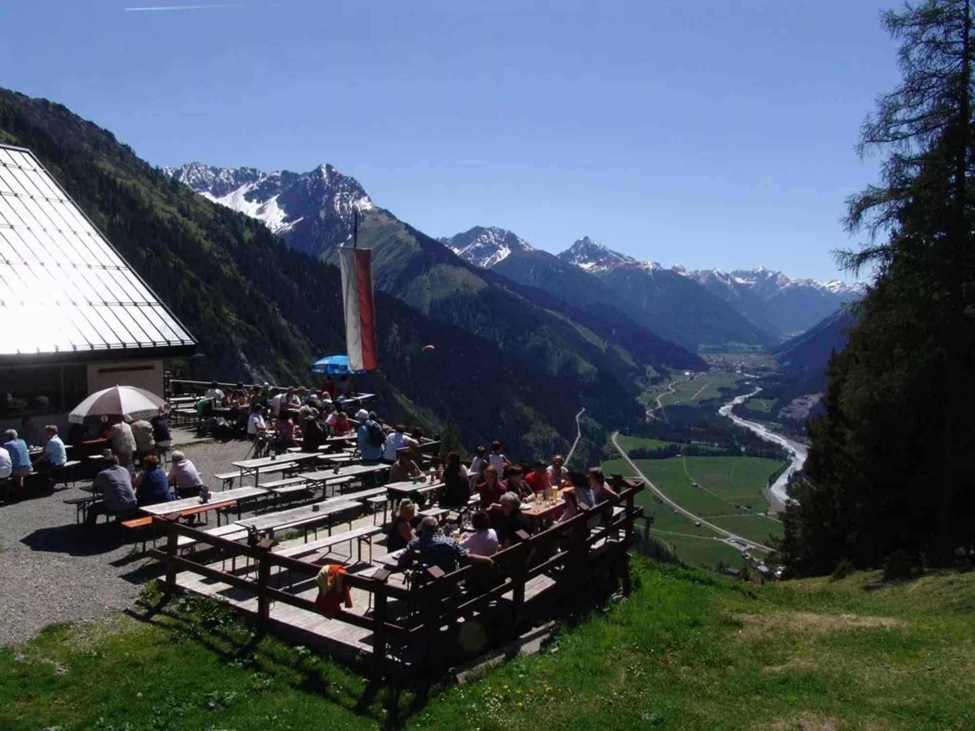 Die Sonnenterrasse der Stablalm in herrlicher Aussichtslage