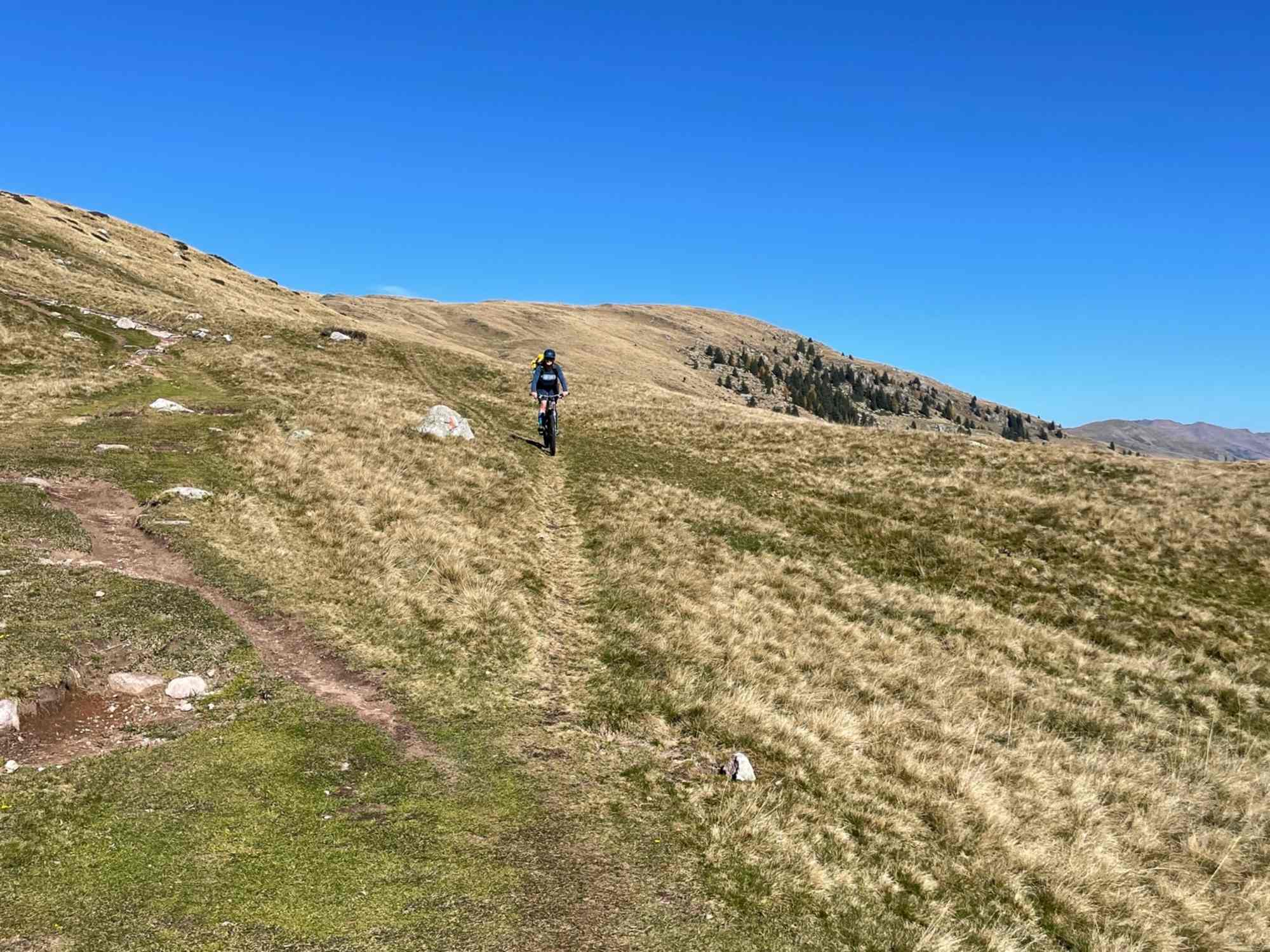 Auf einfachen Trails geht es auf und ab bis zu den Steinern Mandlen.