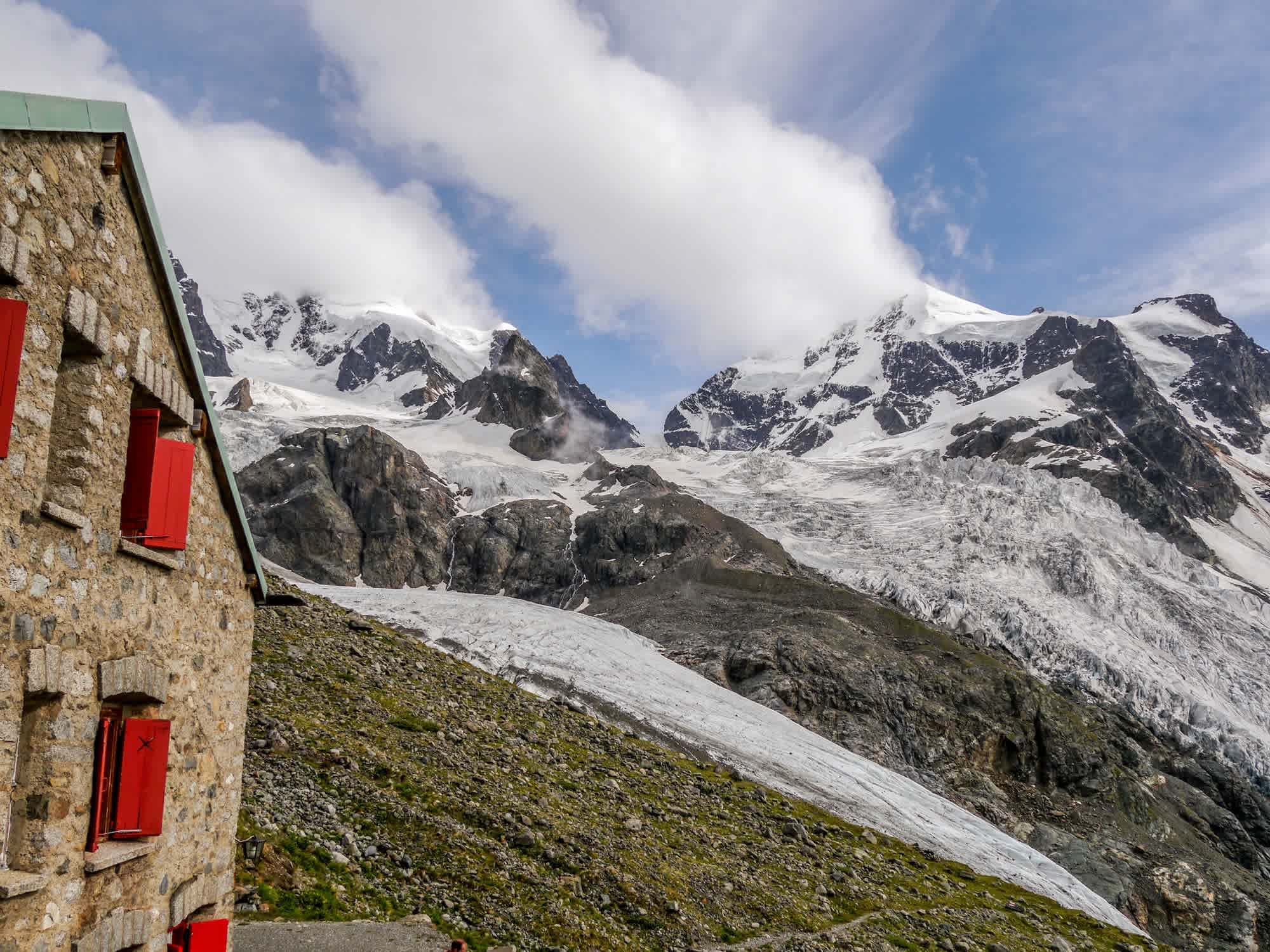 Die Tschiervahütte vor prächtiger Kulisse