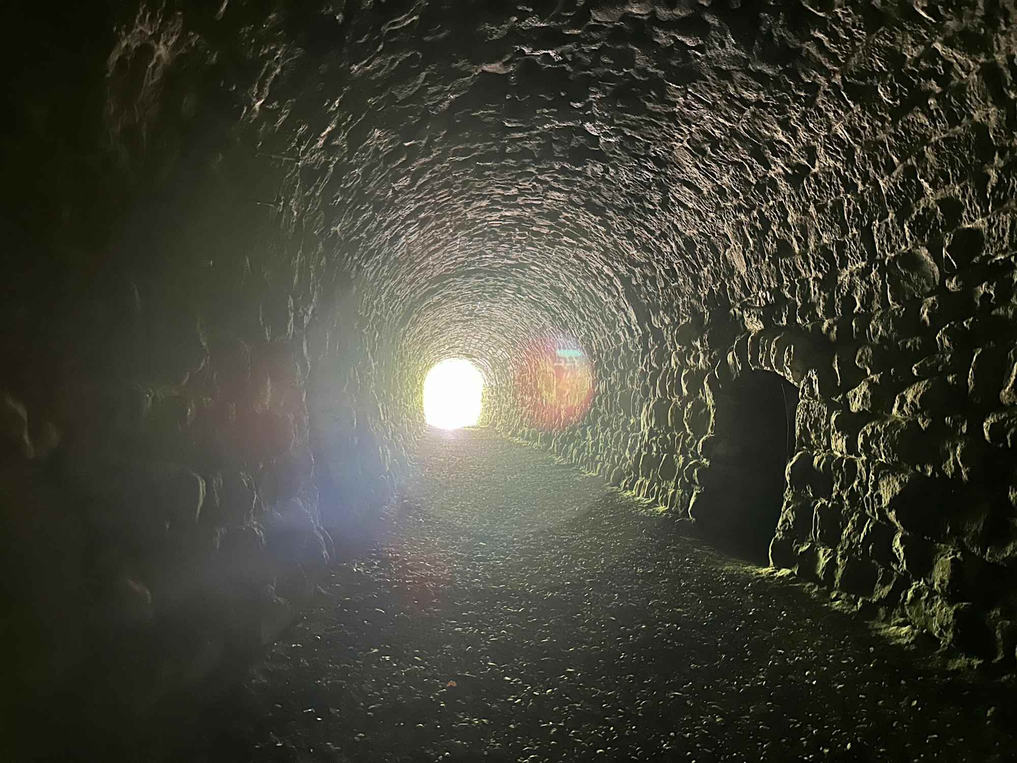 Tunnel auf der Strecke – nur für Fußgänger und Biker