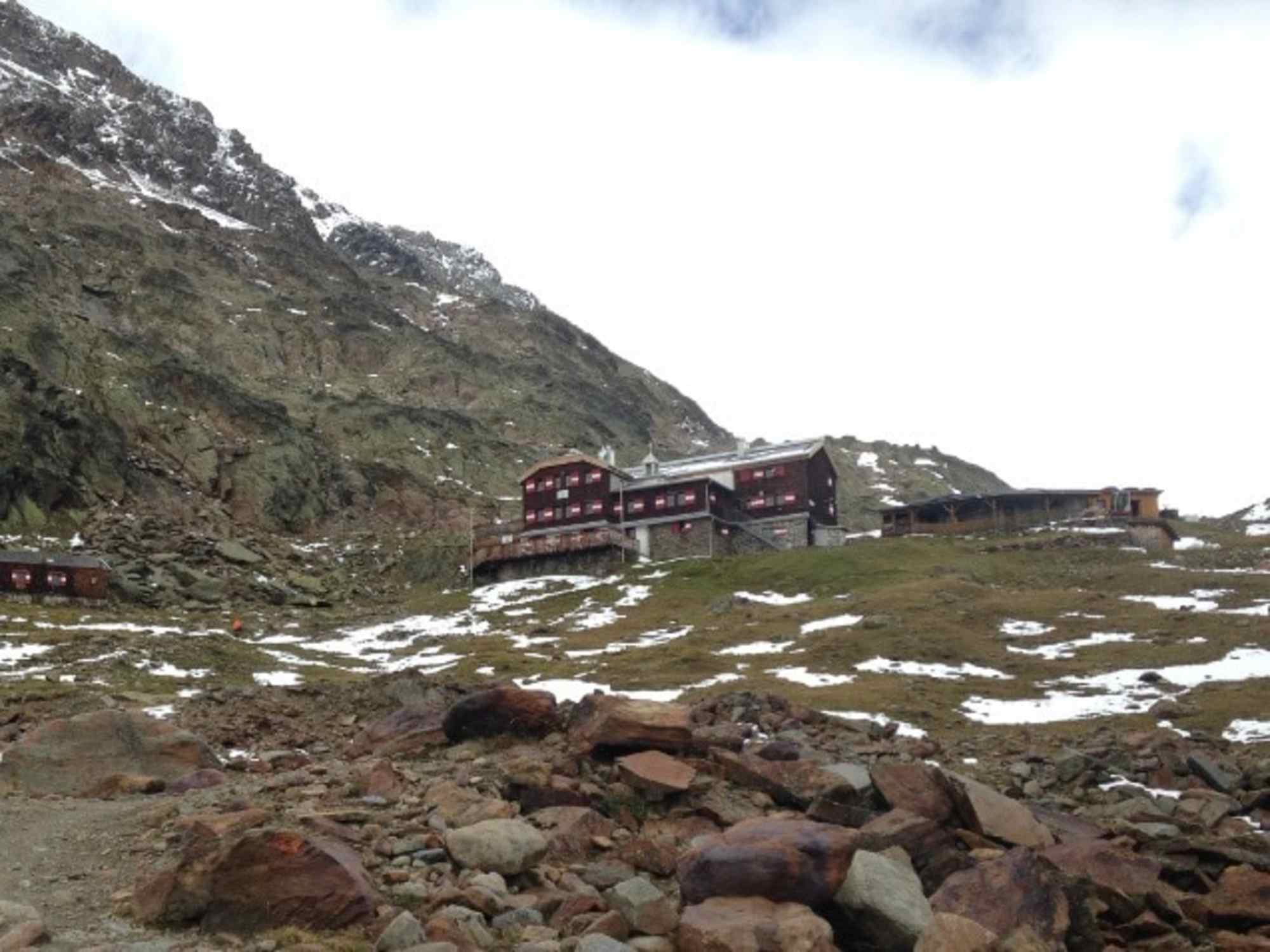 Die Vernagthütte im hochalpinen Gelände der Ötztaler Alpen