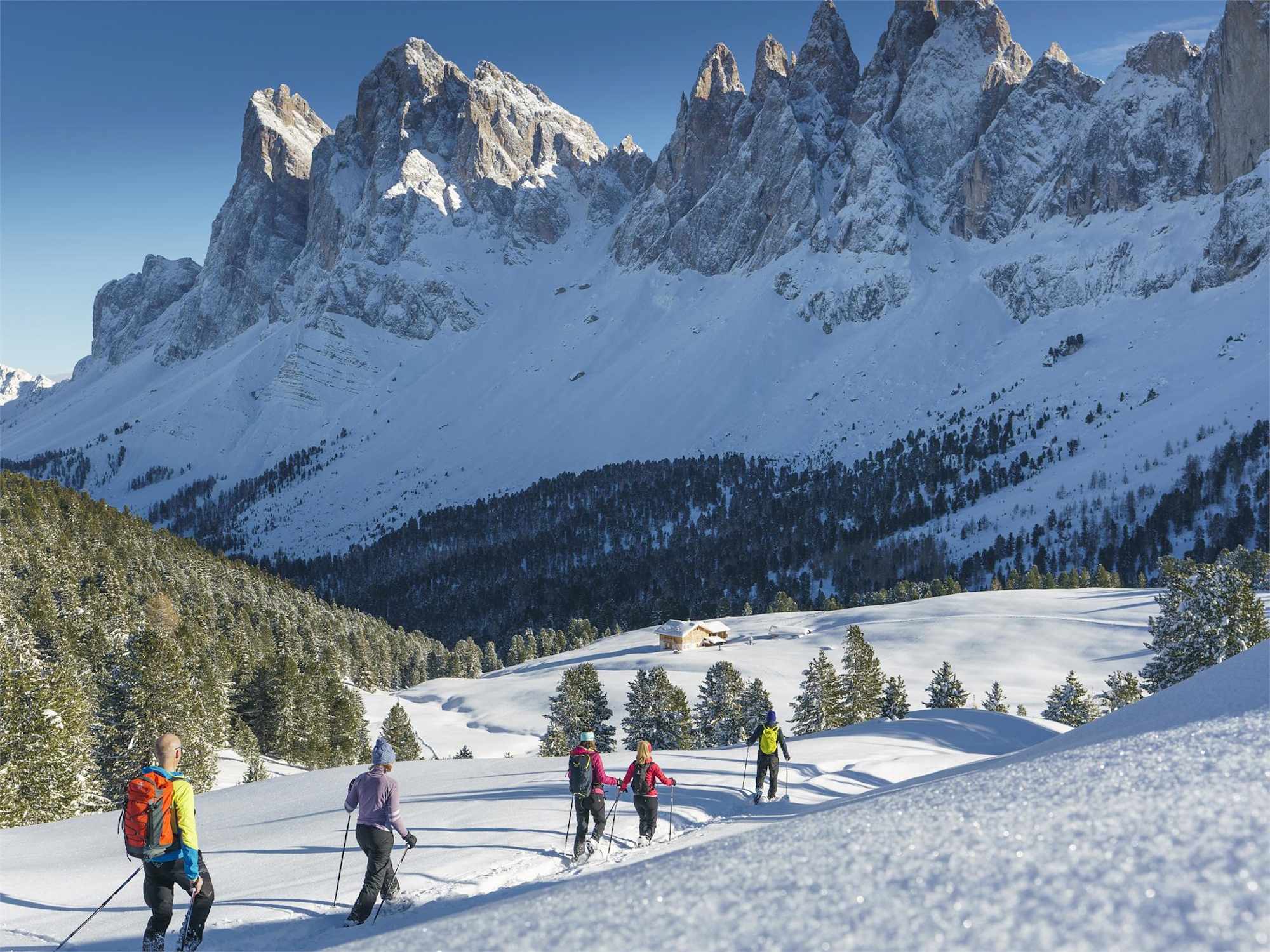 Schneeschuhwandern am Fuße der Geislerspitzen