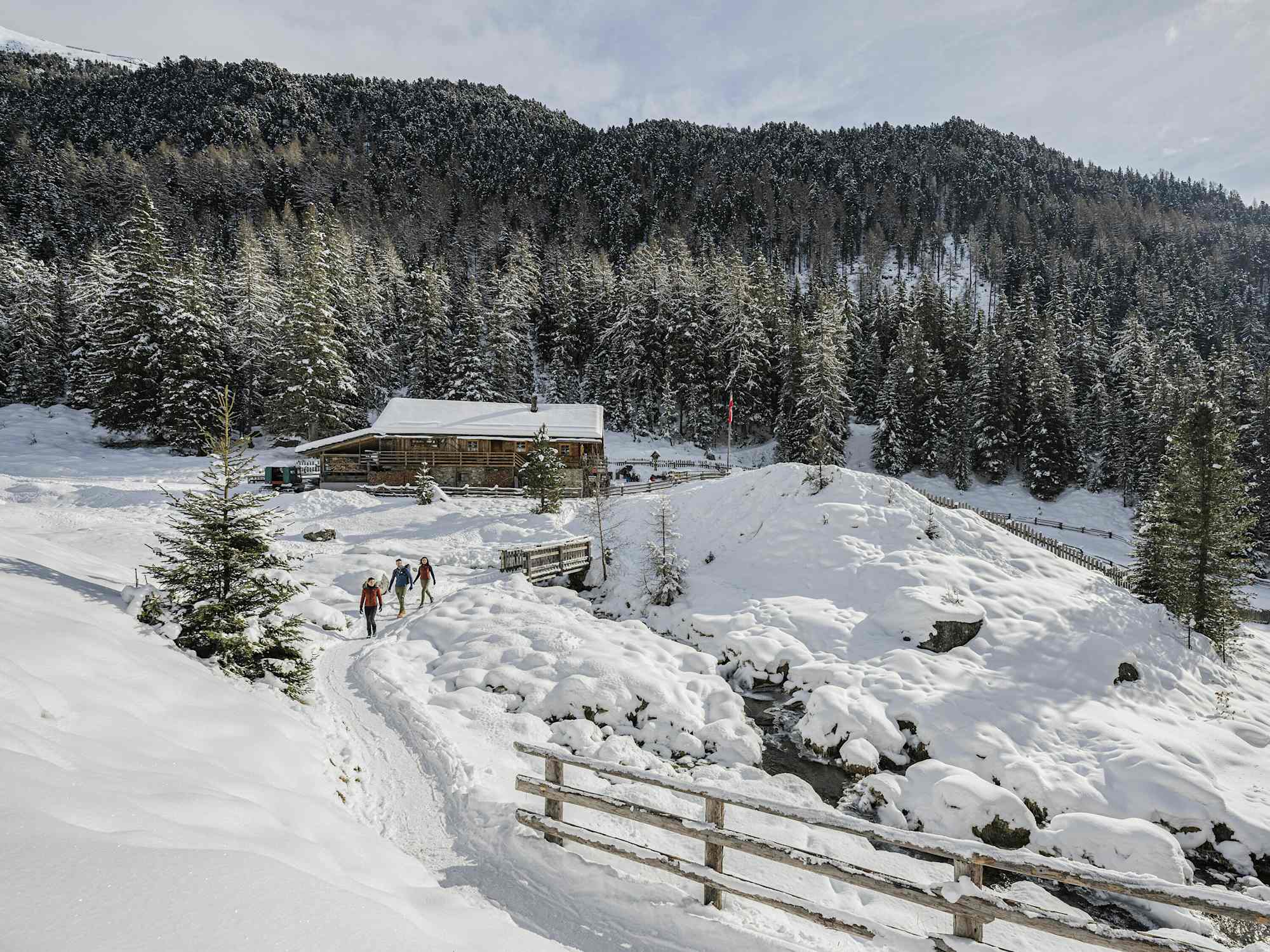 Die Winterwanderung führt von Oberwielenbach zur schön gelegenen Lercheralm.