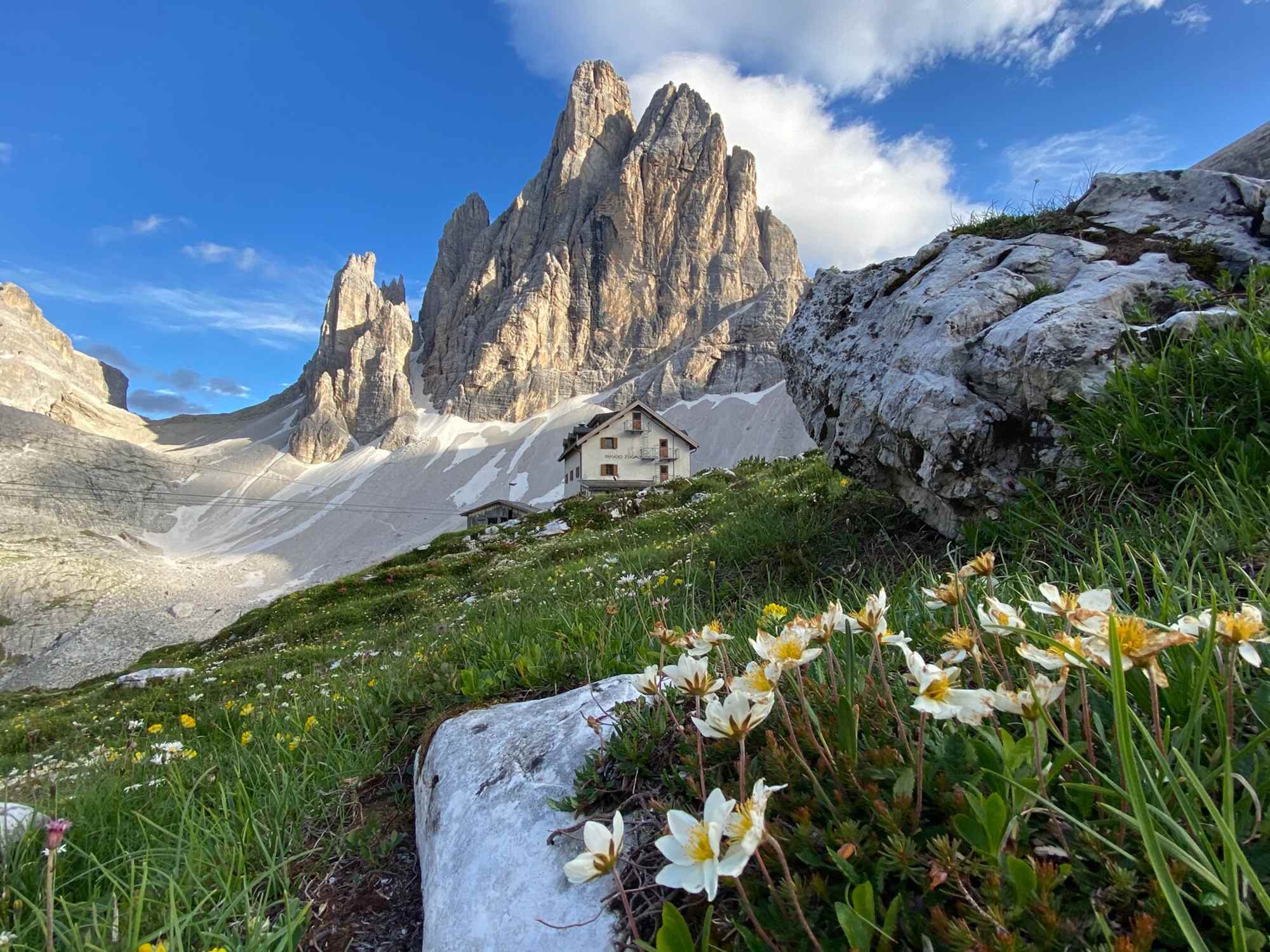 Die Zsigmondyhütte und der Zwöflerkogel