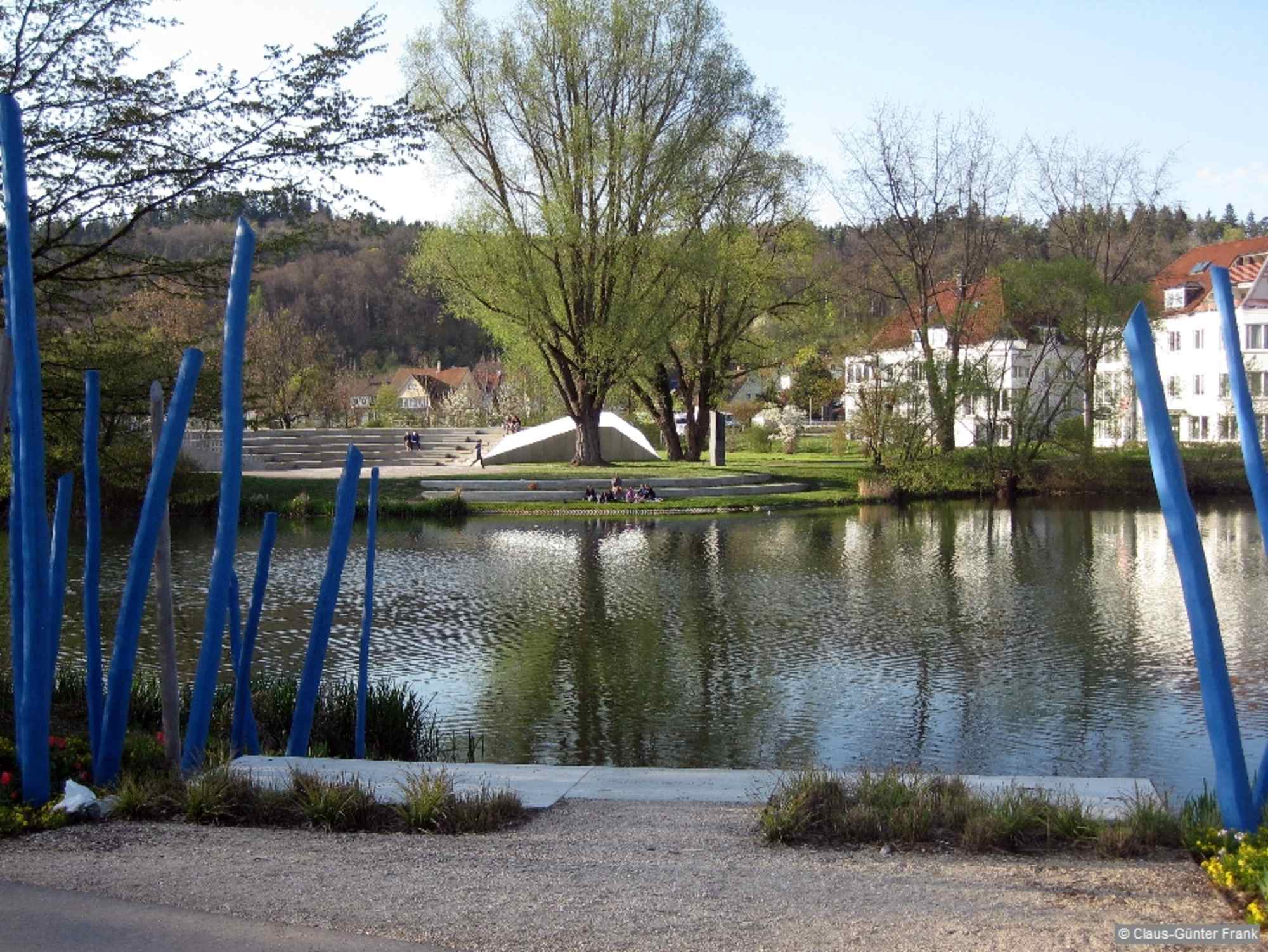 Wir wandern durch das Gelände der Landesgartenschau von 2013, am Campingplatz und dem Freibad vorbei nach Laiz.