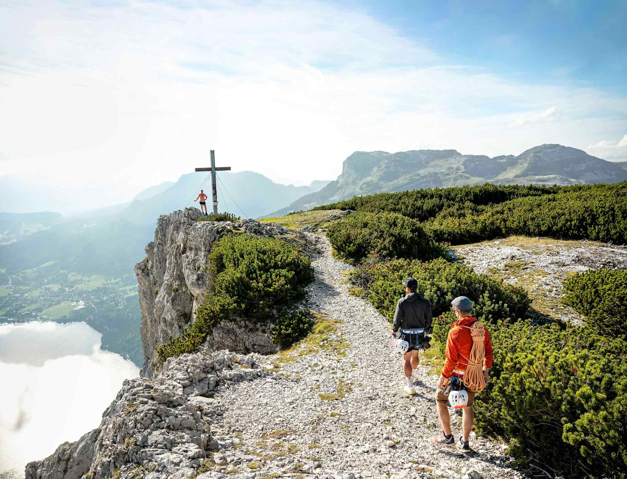 Am Gipfelkreuz der Trisselwand hoch über den Altausseer See.