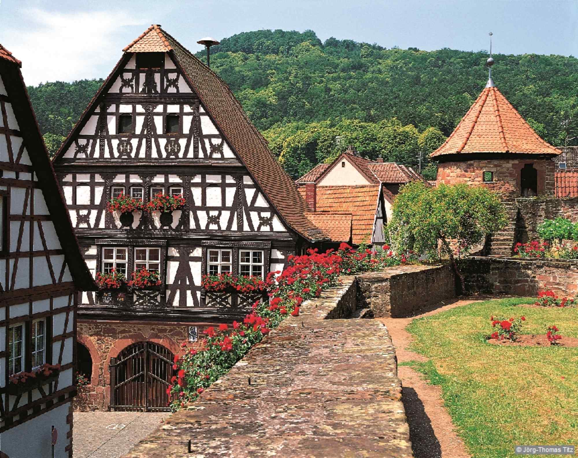 Der Pfälzer Weinsteig führt vom Rathaus in Dörrenbach hinauf zur Kolmerbergkapelle.