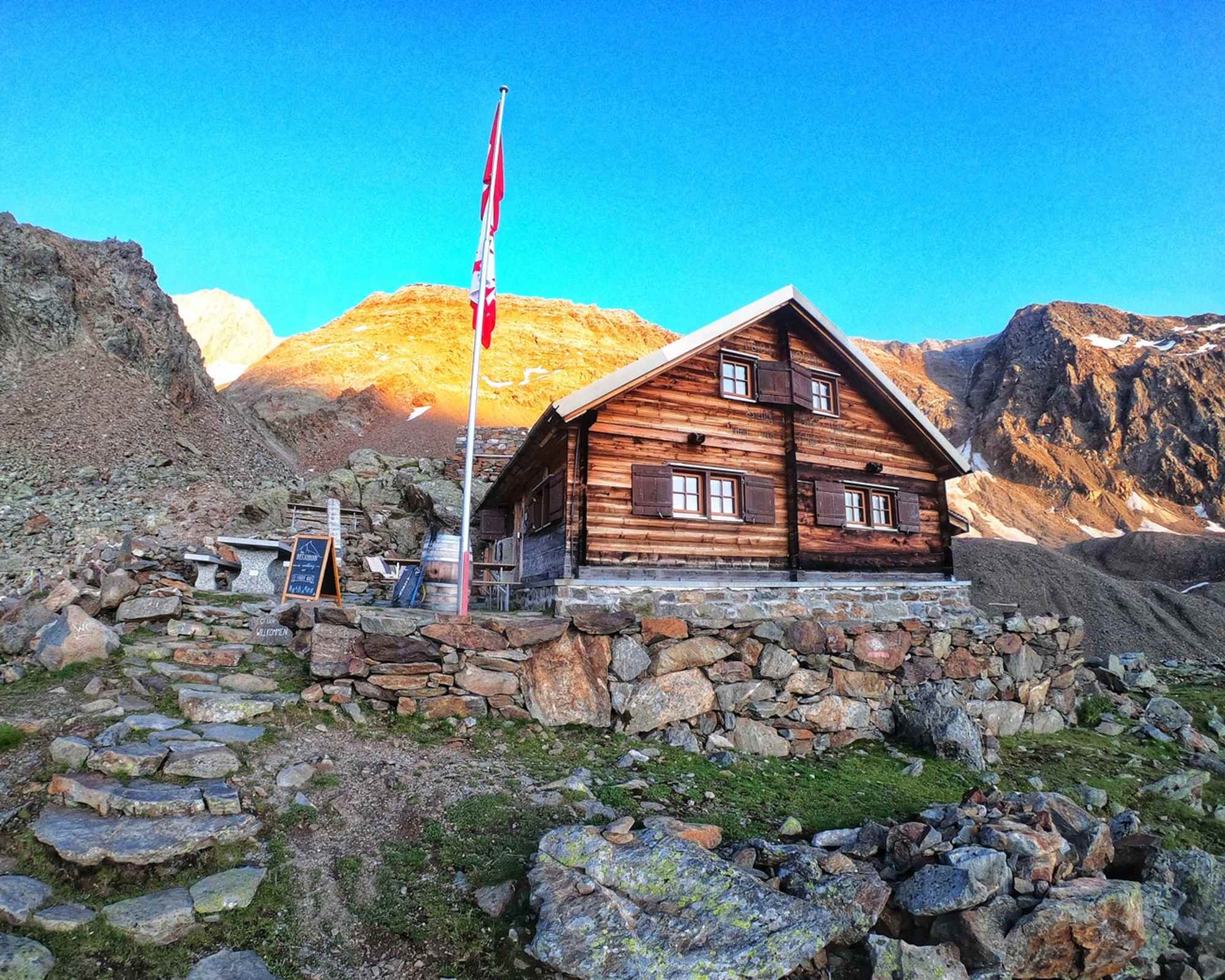 Die Bietschhornhütte liegt im magischem Lötschental, auf einer Höhe von 2.565 m