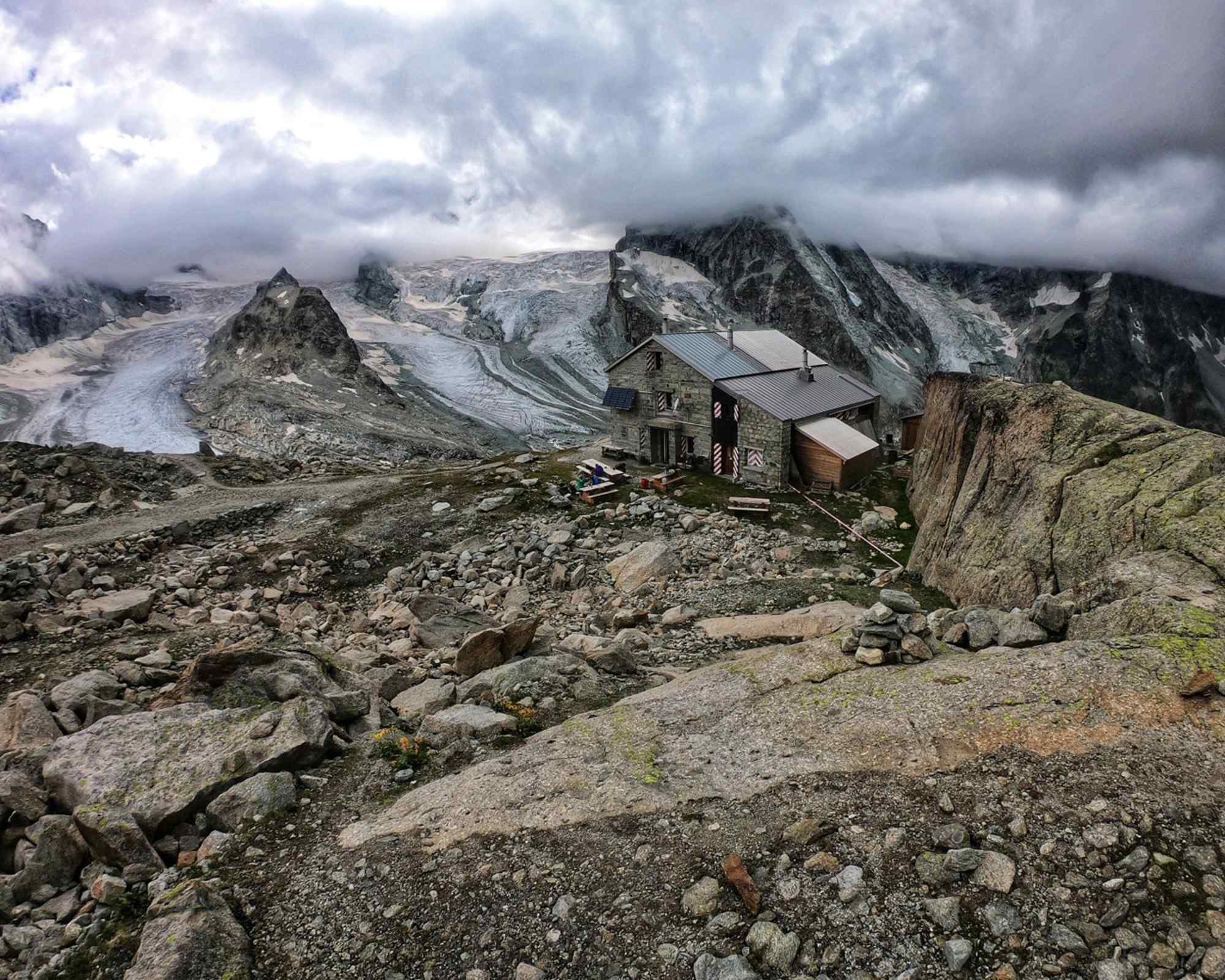 Die Cabane du Mountet am Rande des Gletschers