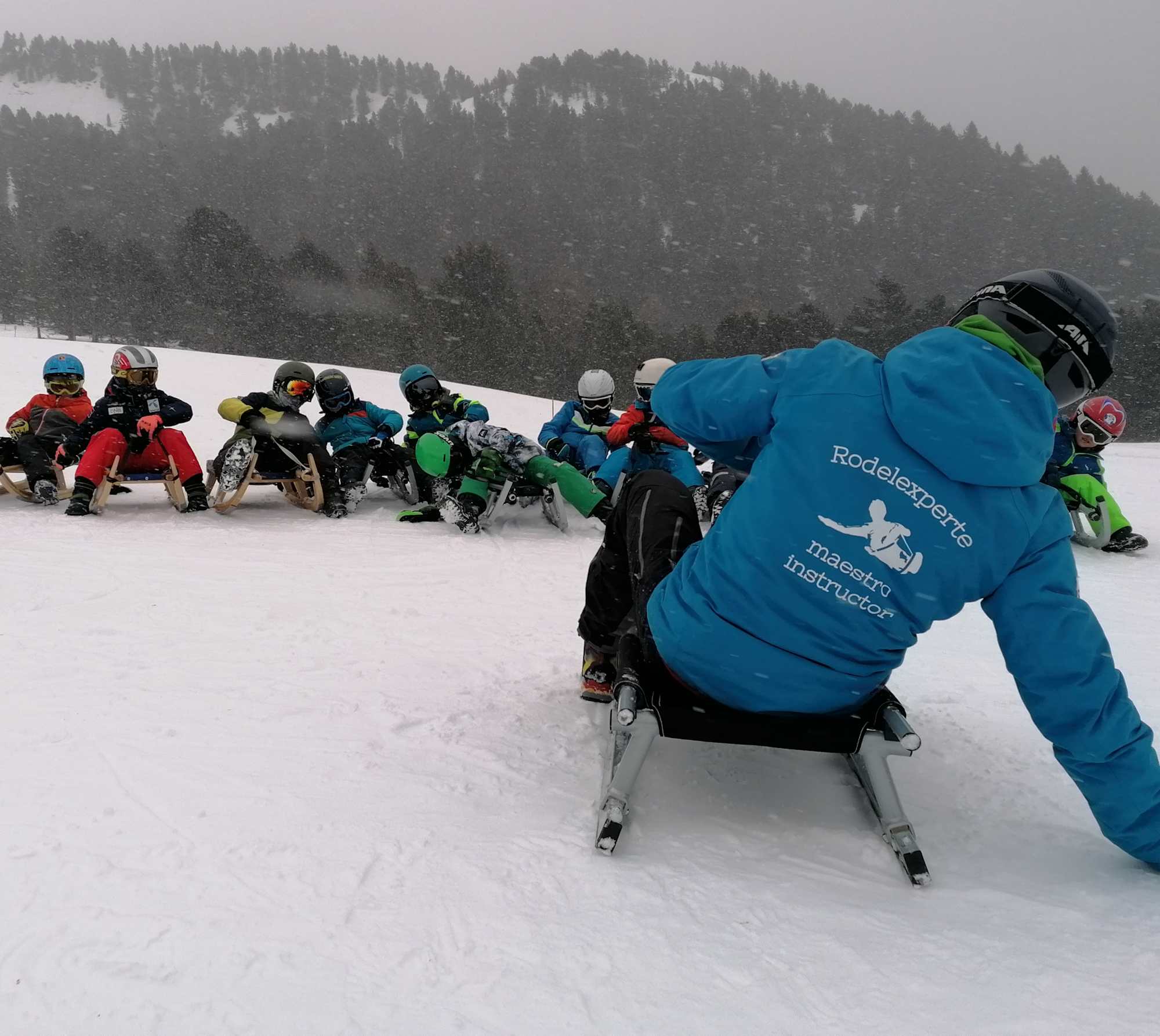 Kinder lernen Rodeln