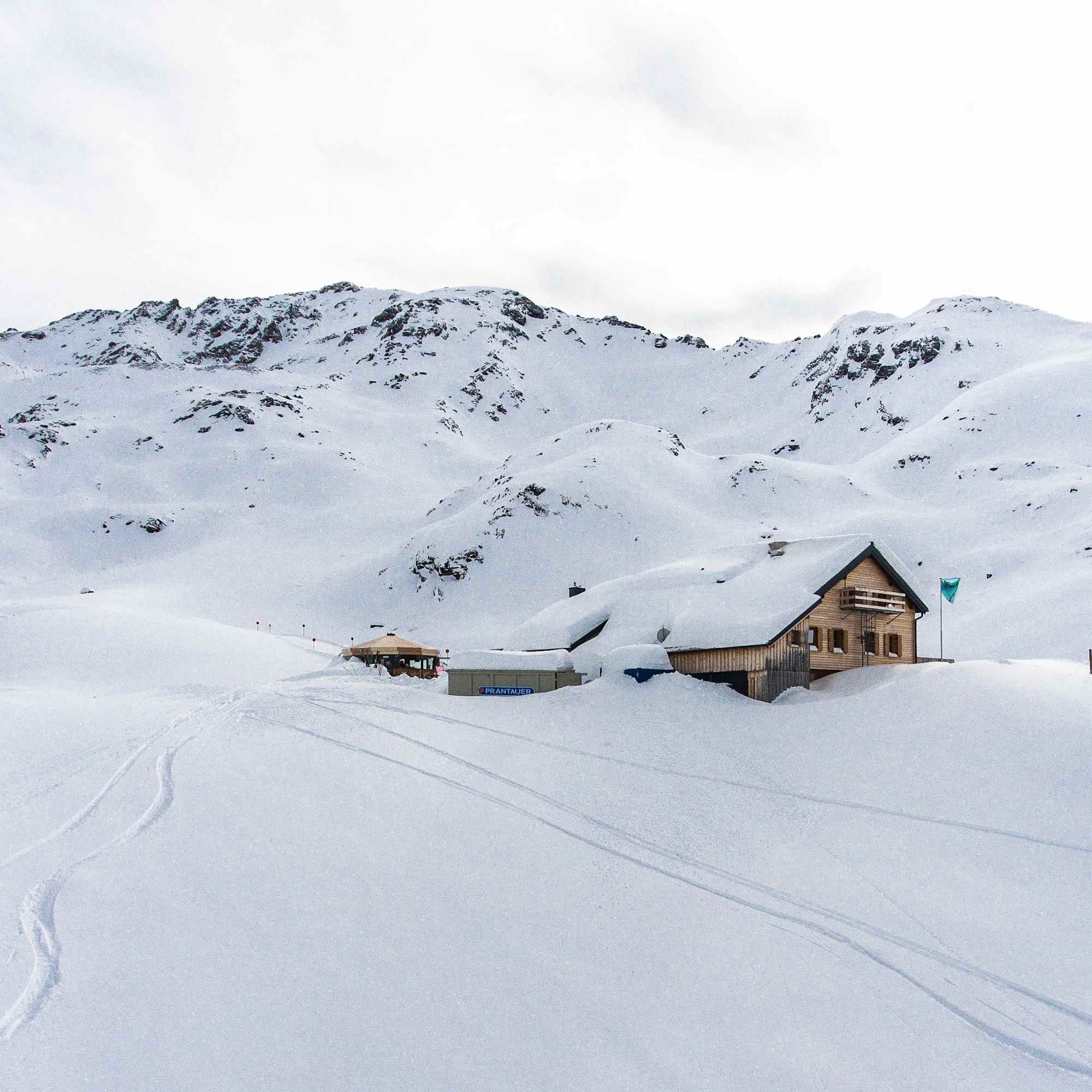 Tief verschneit - die Ascherhütte im Paznaun