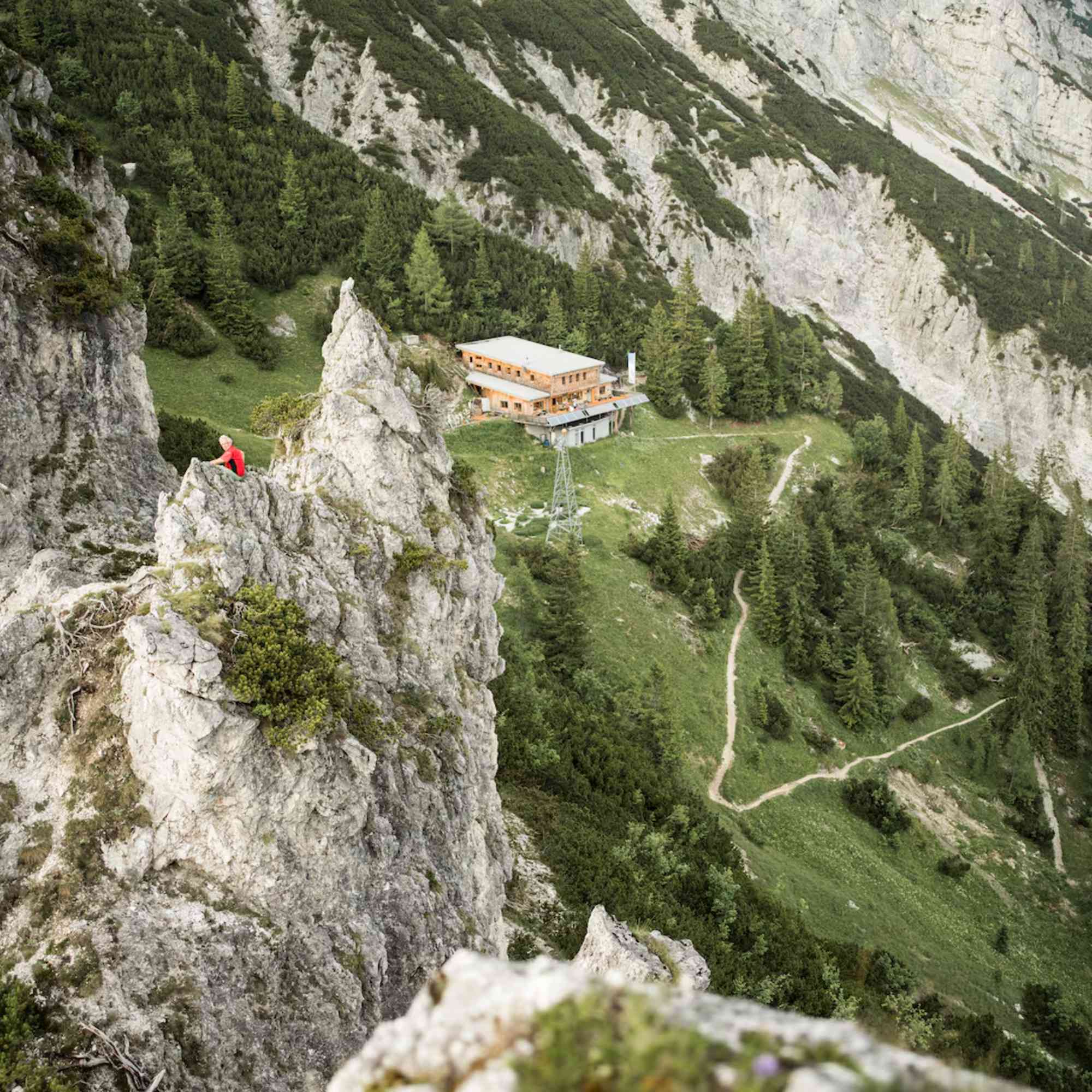 Blick auf das Buchsteinhaus an der Südflanke des Großen Buchsteins