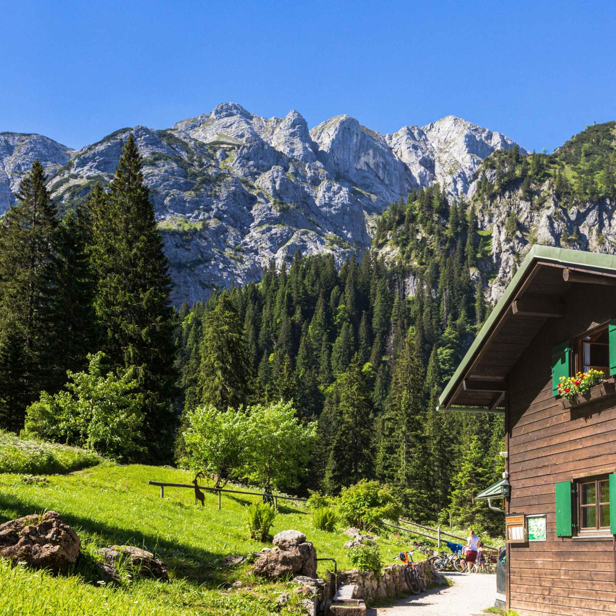 Die Kenzenhütte liegt im Naturschutzgebiet Kenzen in den bayerischen Ammergauer Alpen.