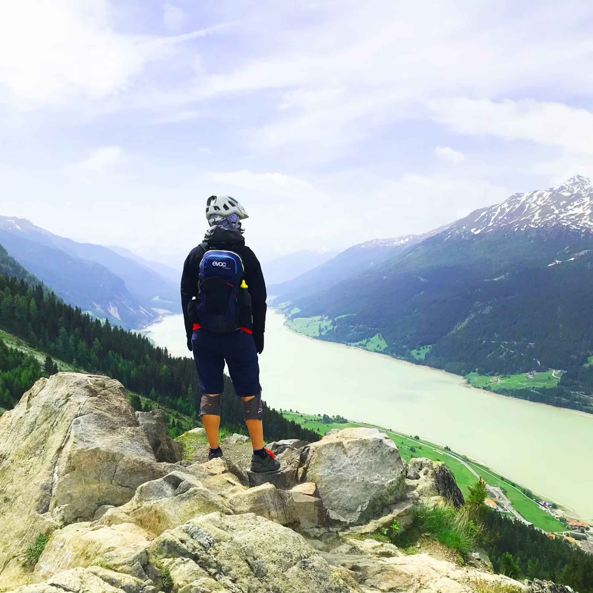 Beliebtes Fotomotiv und genialer Blick auf den Reschensee vom Plamort-Trail Anzeige