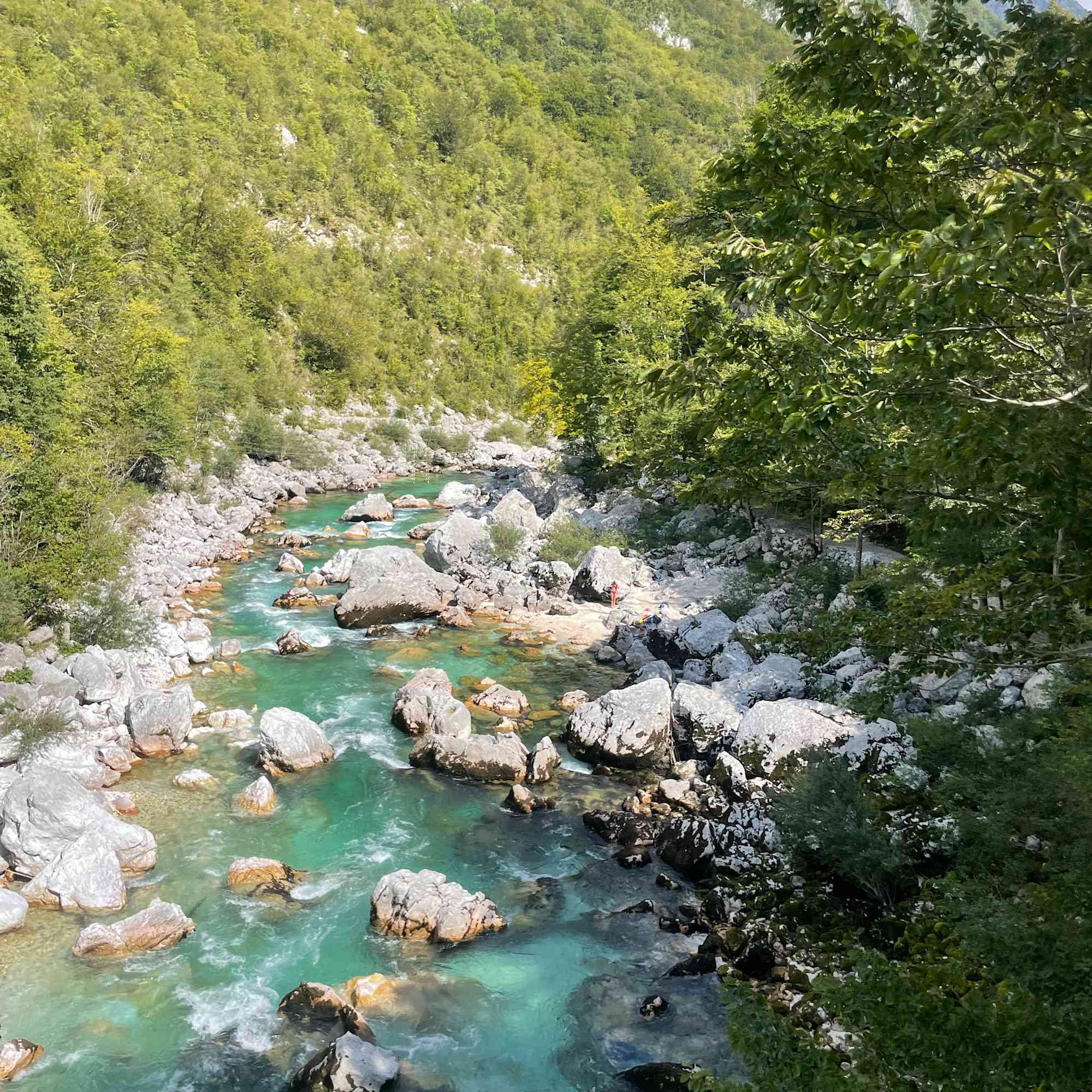Mit wenig Wasser im Herbst –  von oben gesehen schaut die Slalomstrecke gemächlich aus. Trotzdem erreicht sie den Schwierigkeitsgrad WW 4-5.